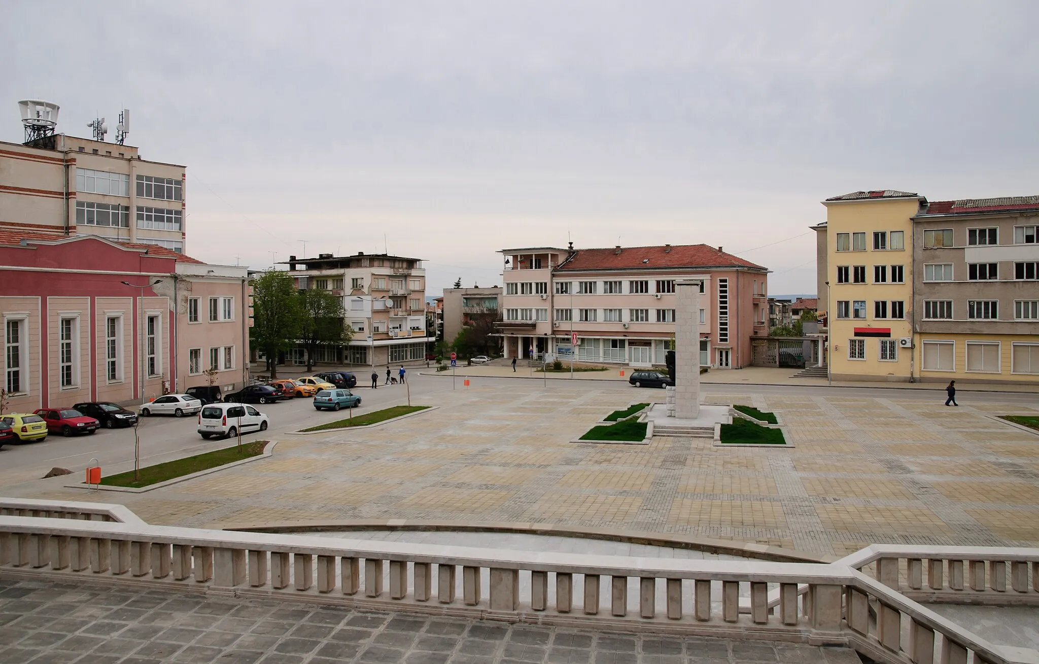 Photo showing: The central square in the town of Lyaskovets, Veliko Tarnovo province, Bulgaria.