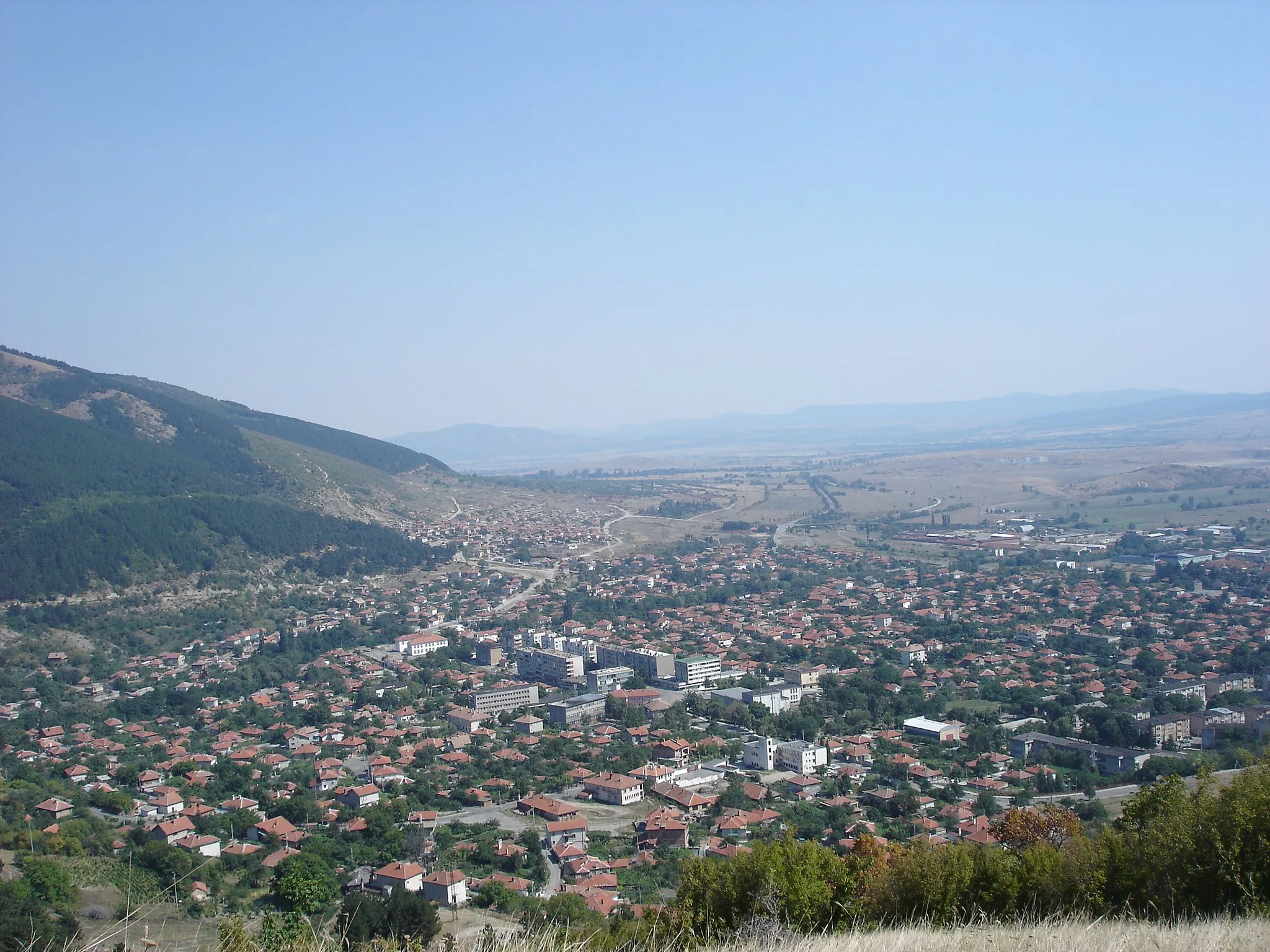 Photo showing: view over the town center of Tvardica, Bulgaria, taken in August 2006