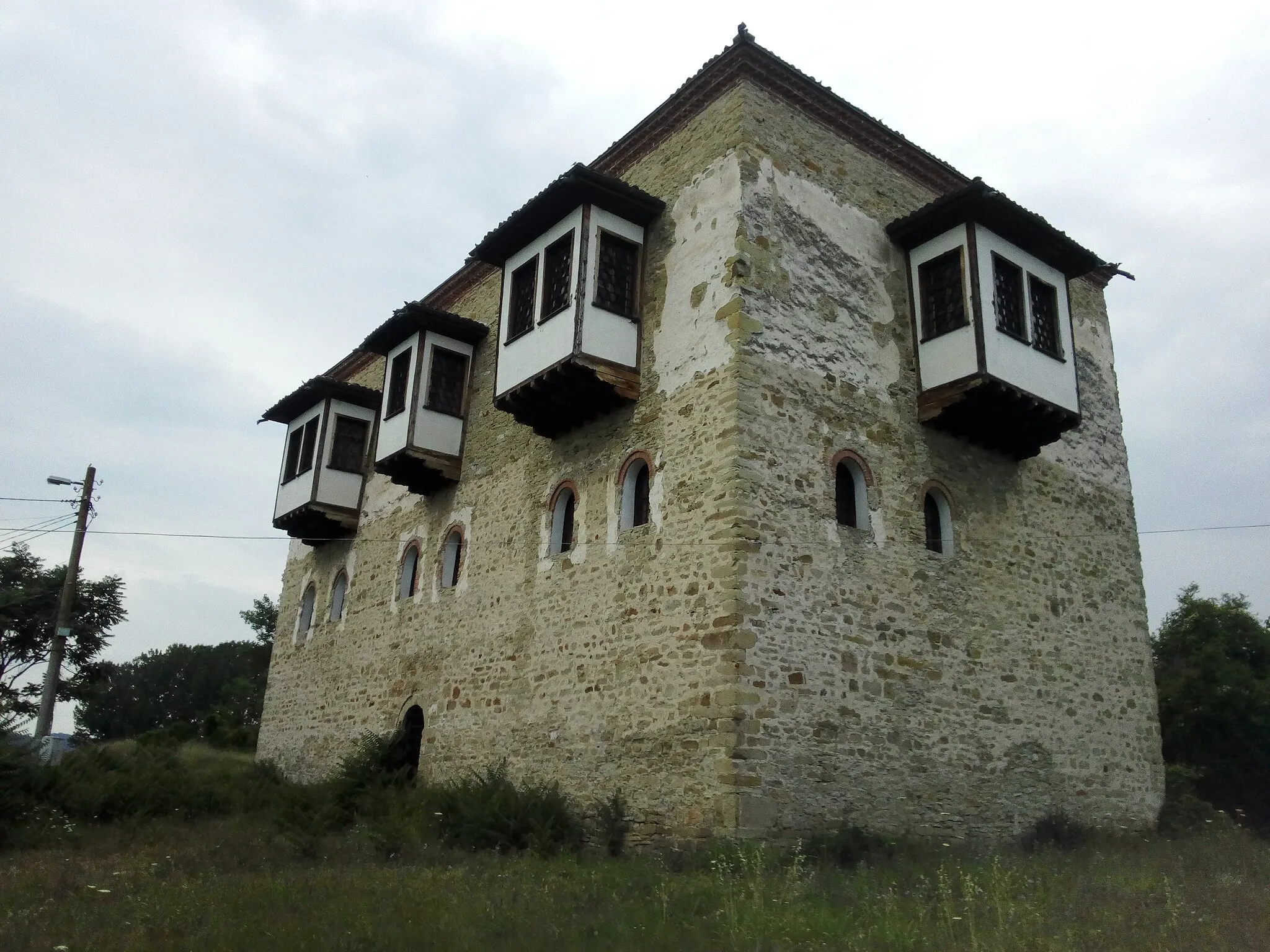 Photo showing: Shemshi Bay's tower, also known as the tower of Ledenik, is a XVII century building in the village of Ledenik. It is a landmark and a popular tourist attraction.