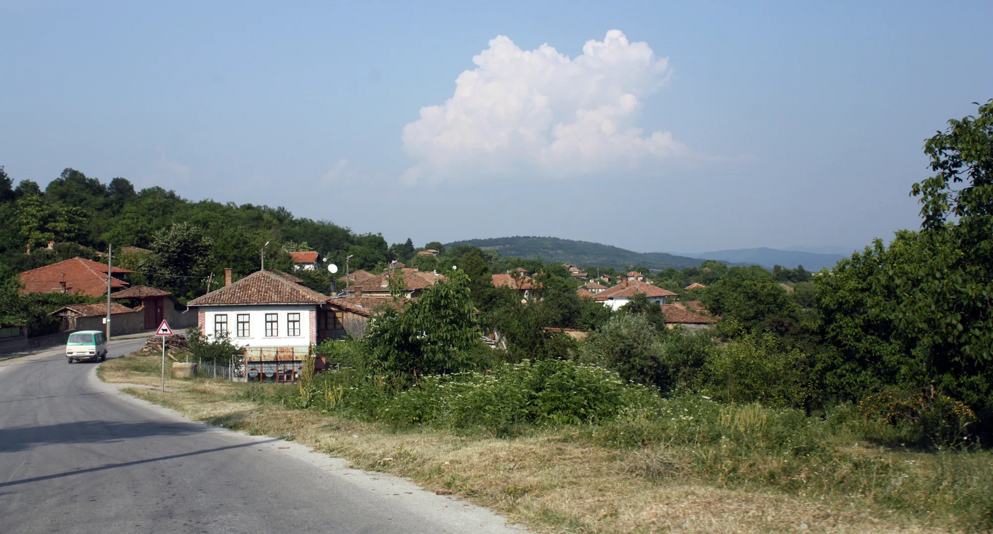 Photo showing: View at entrance to Pchelishte village, Bulgaria