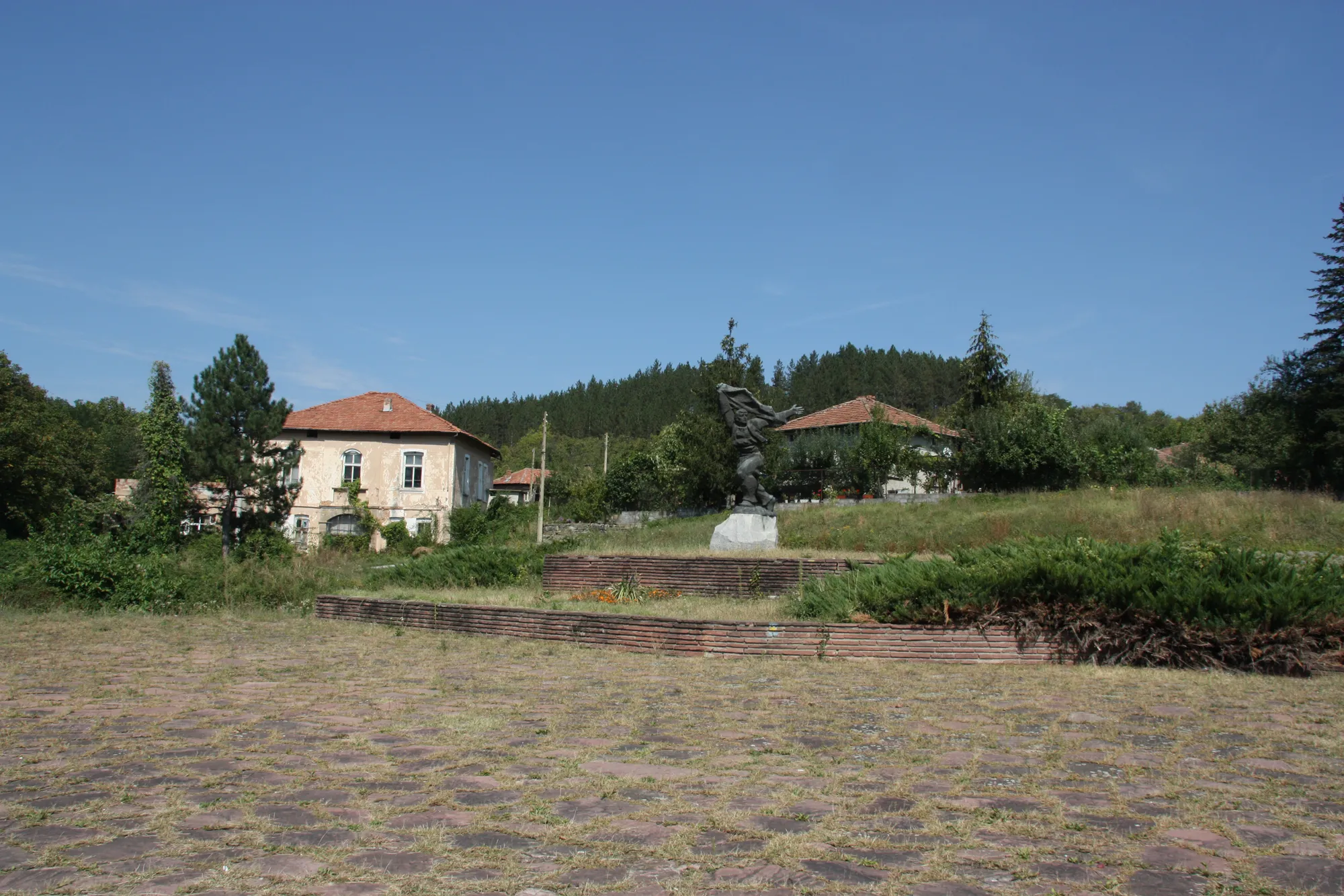 Photo showing: The centrl square and the park of Batoshevo