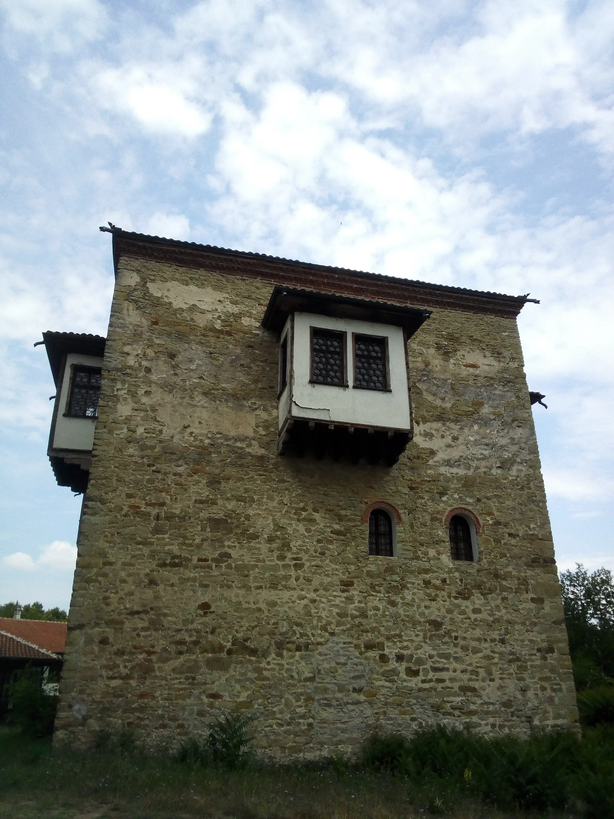 Photo showing: Shemshi Bay's tower, also known as the tower of Ledenik, is a XVII century building in the village of Ledenik. It is a landmark and a popular tourist attraction.