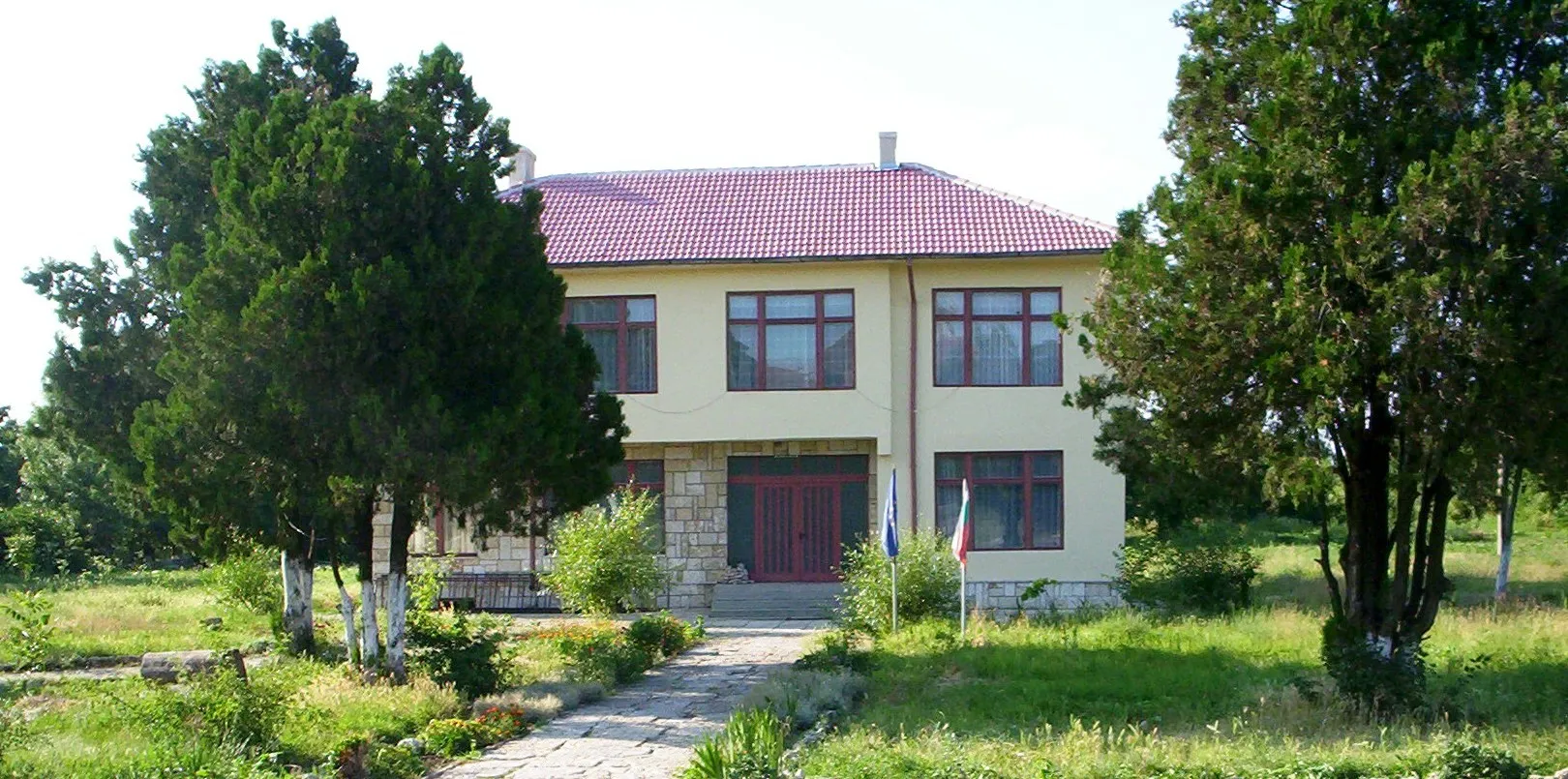 Photo showing: The mayor's office in village Dabovik, Bulgaria