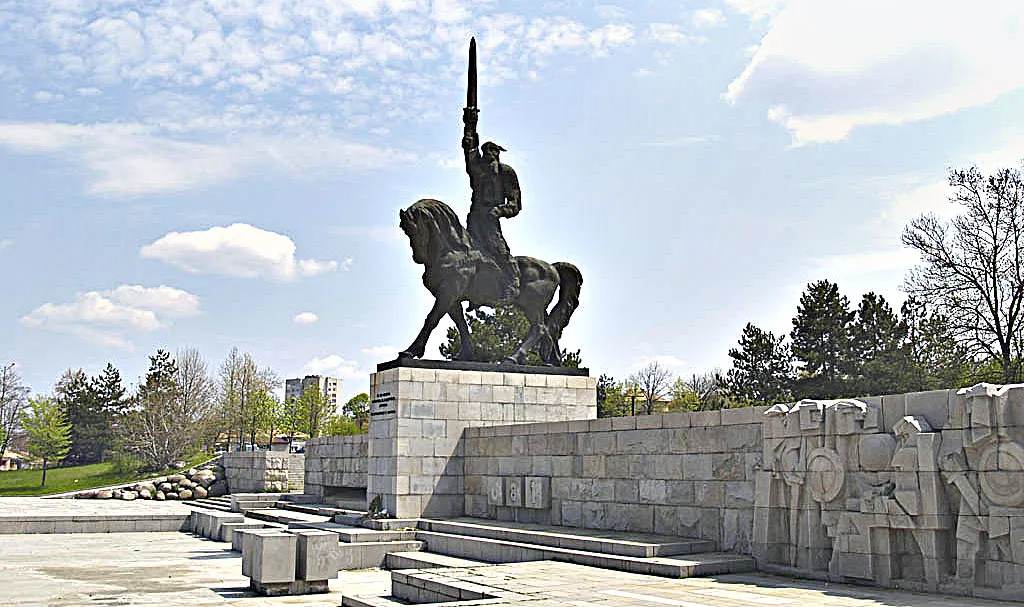 Photo showing: Khan Asparuh monument in en:Dobrich#2wide: Veselin Iliev, digital enhancement: Kosi gramatikoff en:User:kosigrim