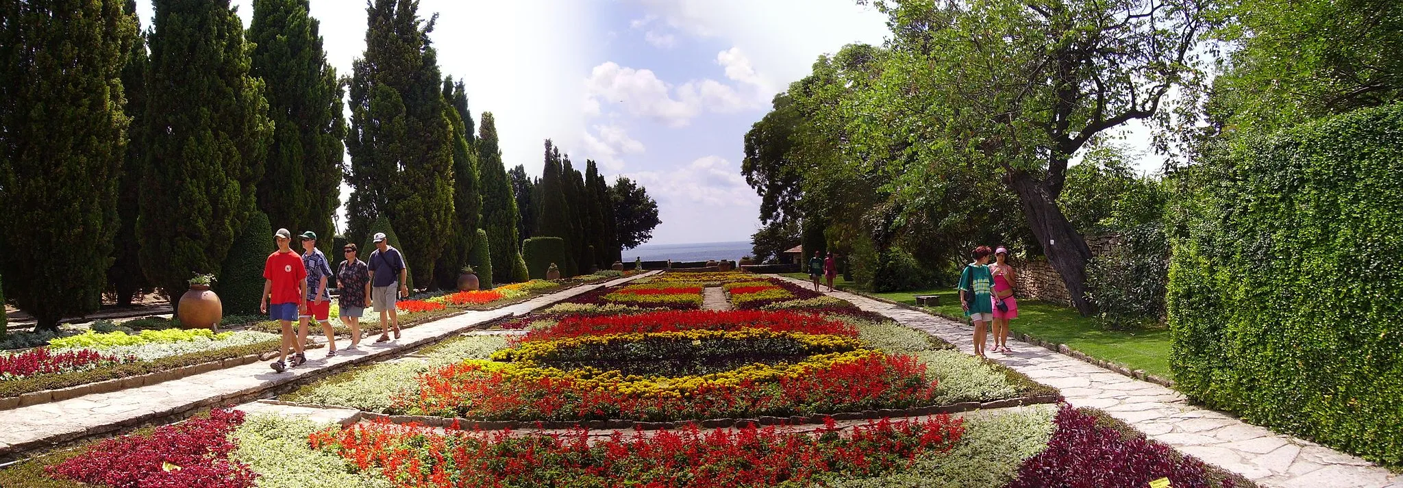 Photo showing: Алея с цветя от Ботаническата градина в Балчик