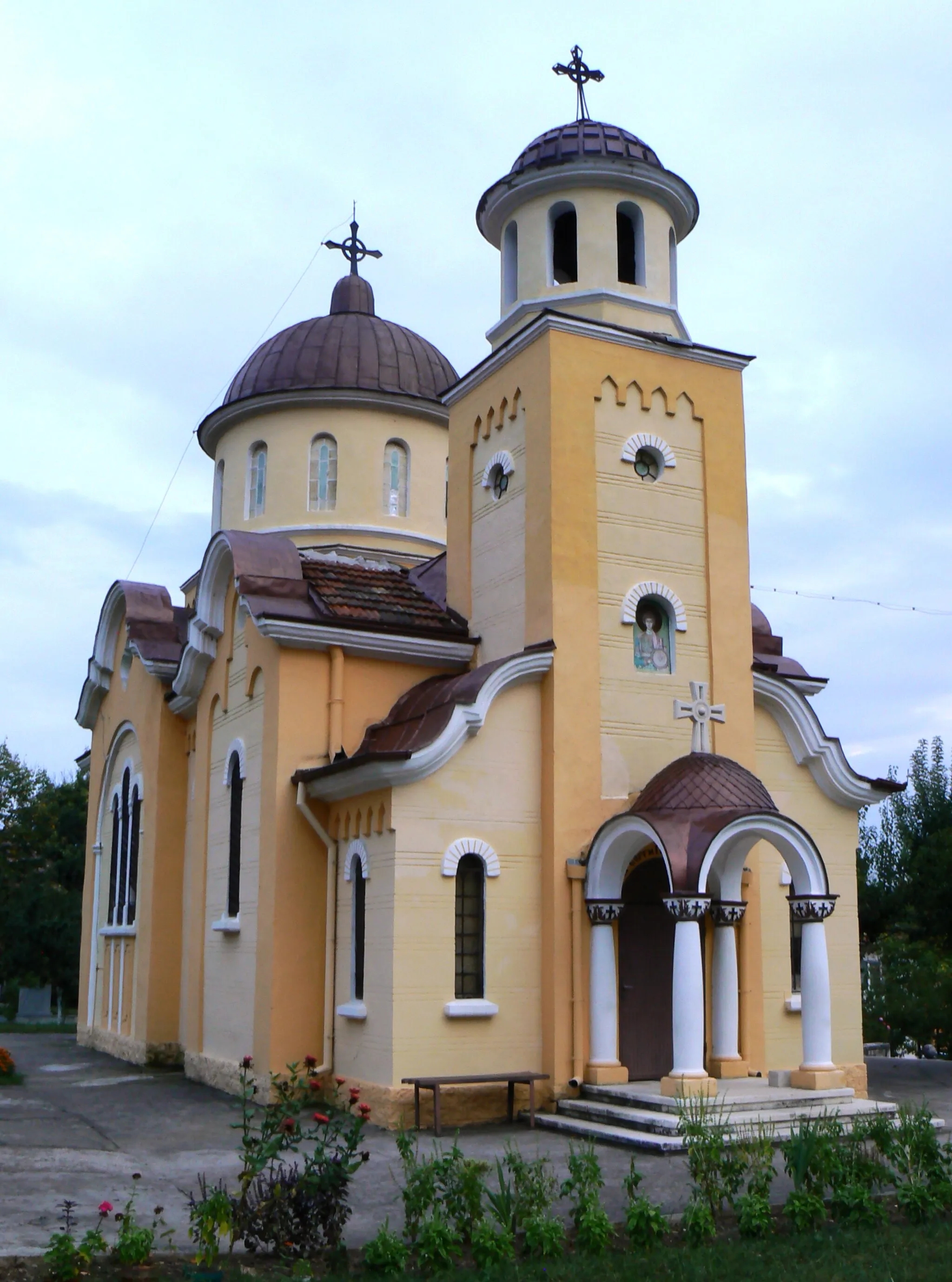 Photo showing: The church "Saint George" in Mezdra, Bulgaria