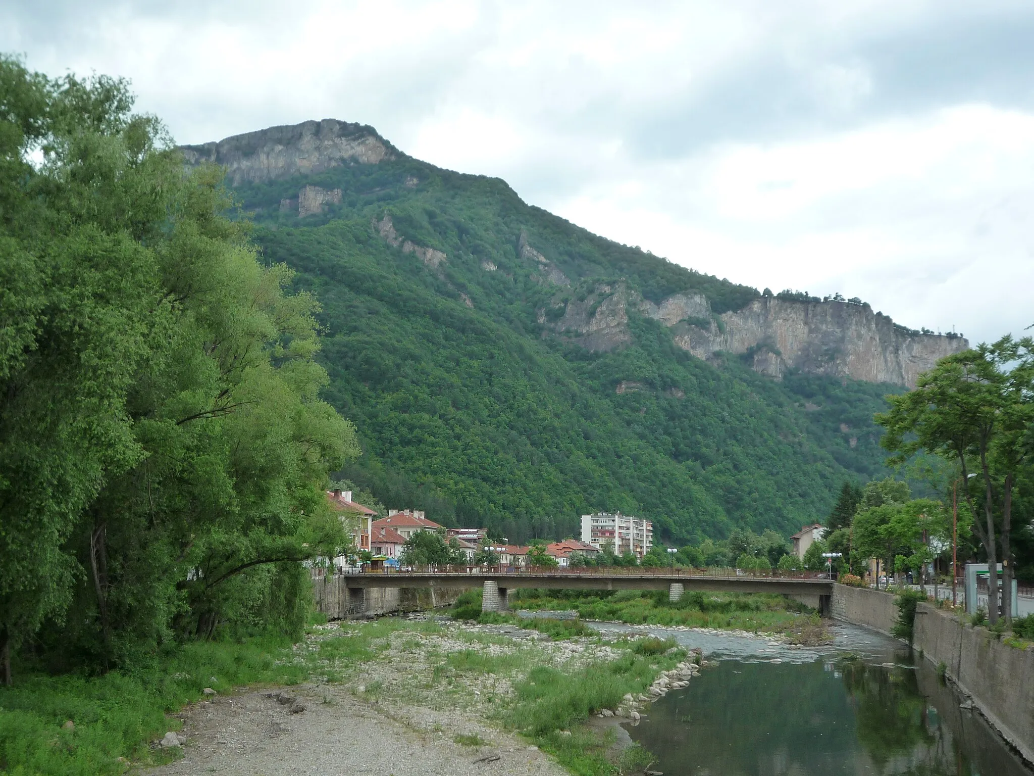 Photo showing: град Тетевен-река Бели Вит и вр.Петрахиля ;Beli Vit River & Petrahilya Peak