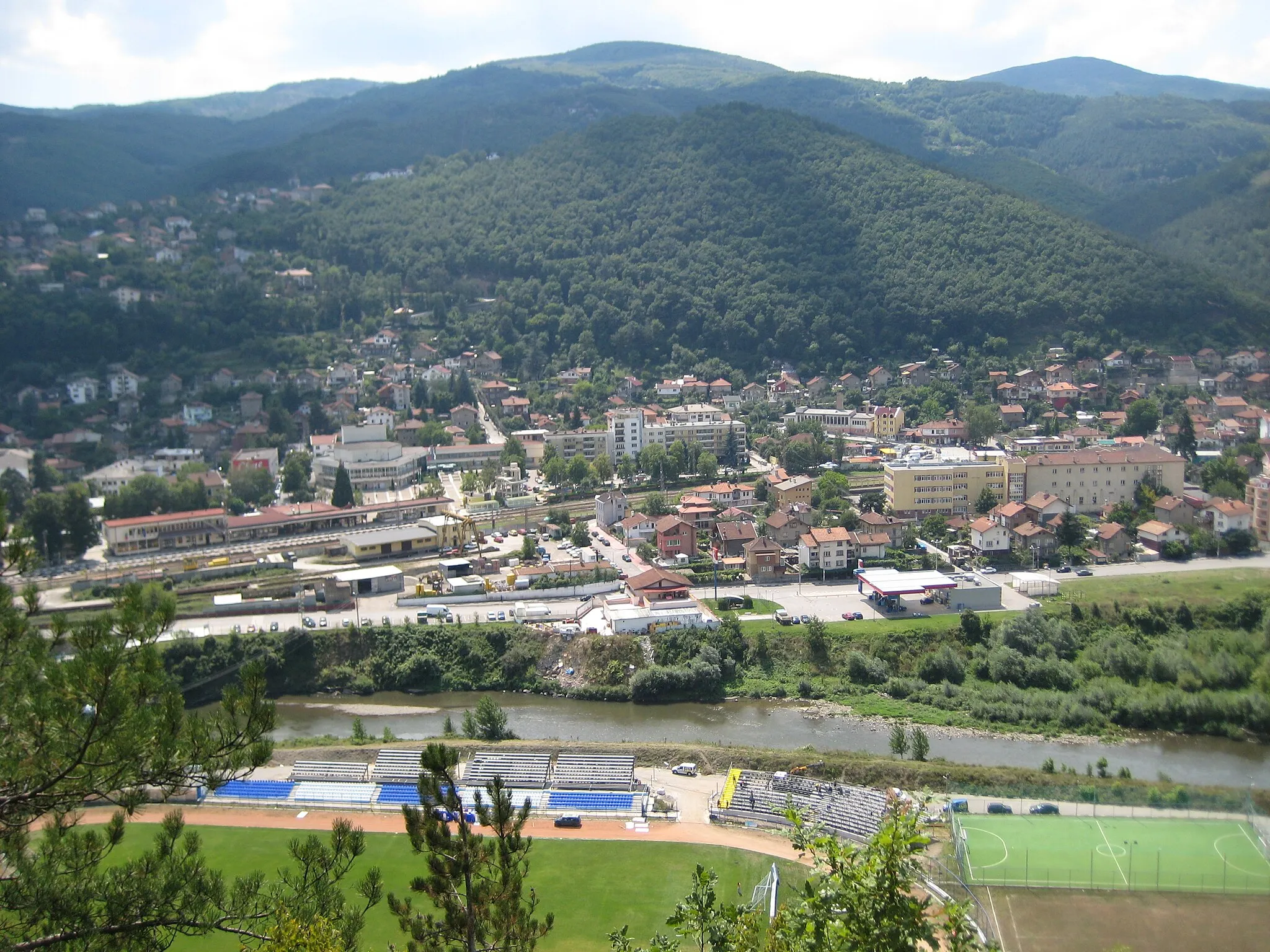 Photo showing: View on the bulgarian Town en:Svoge. Train station, Iskar river and soccer arena