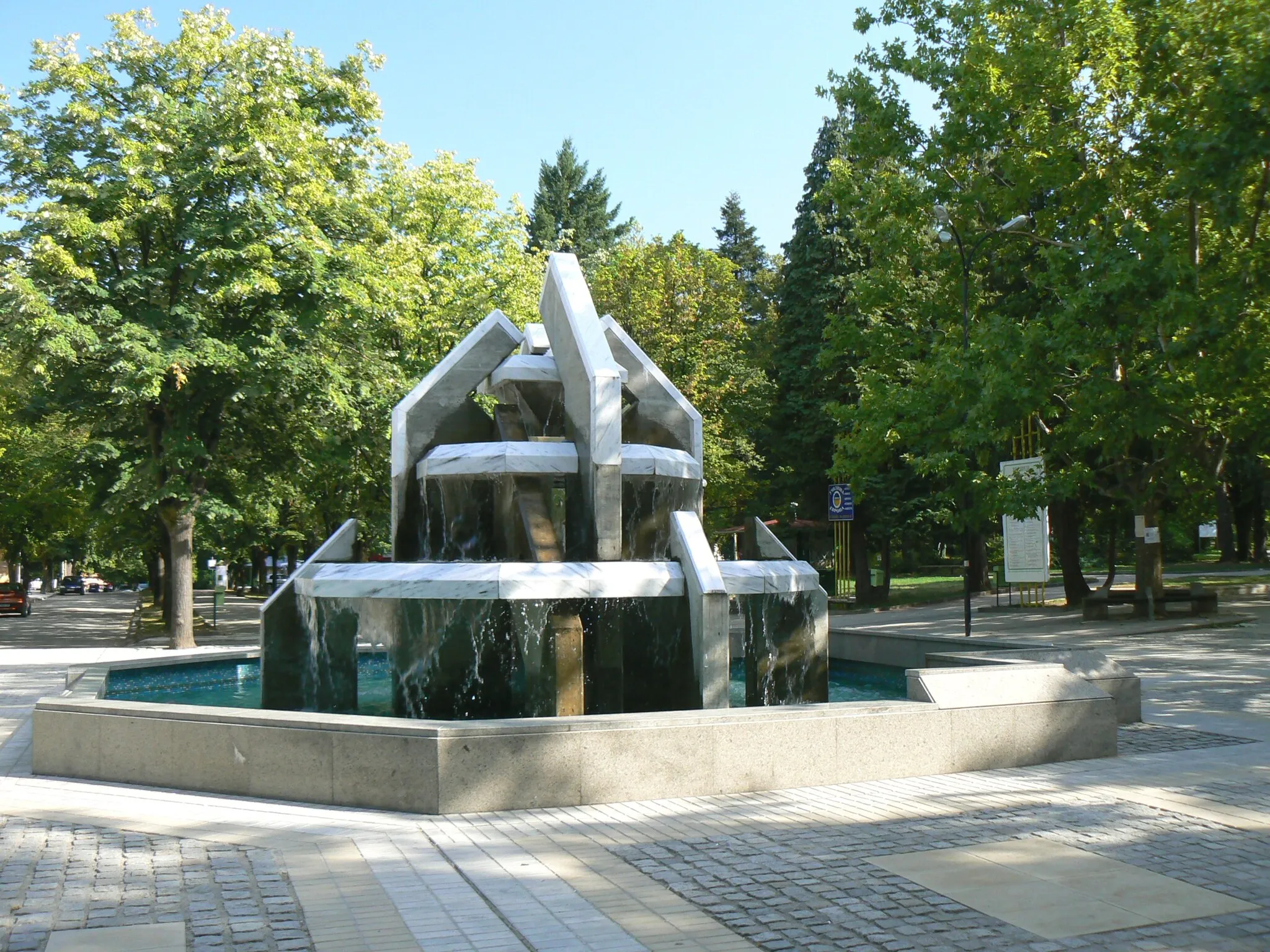 Photo showing: The fontain in the park in front of Varshets municipality, Bulgaria