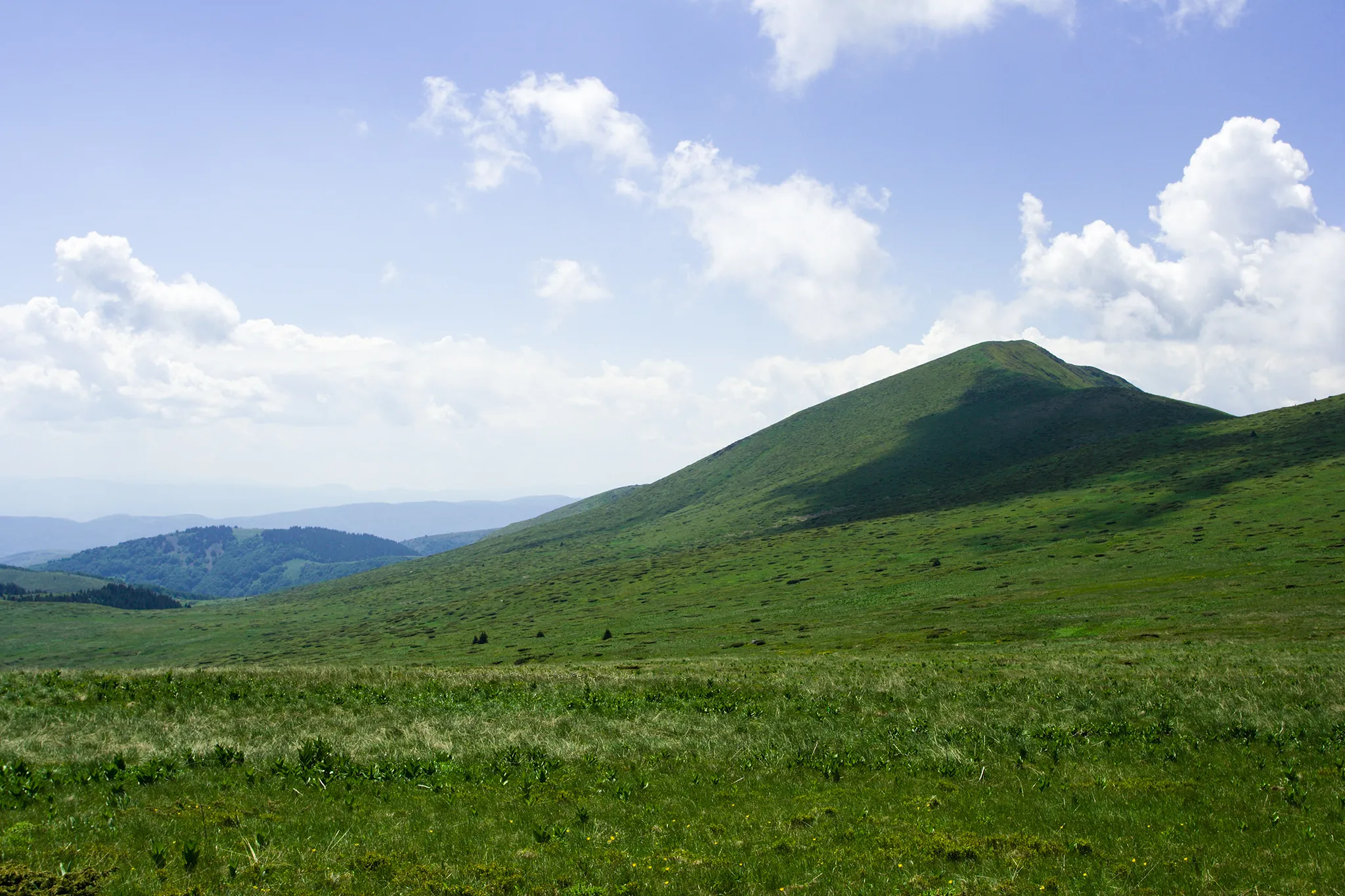 Photo showing: Kom as seen from the East, Stara Planina, Bulgaria