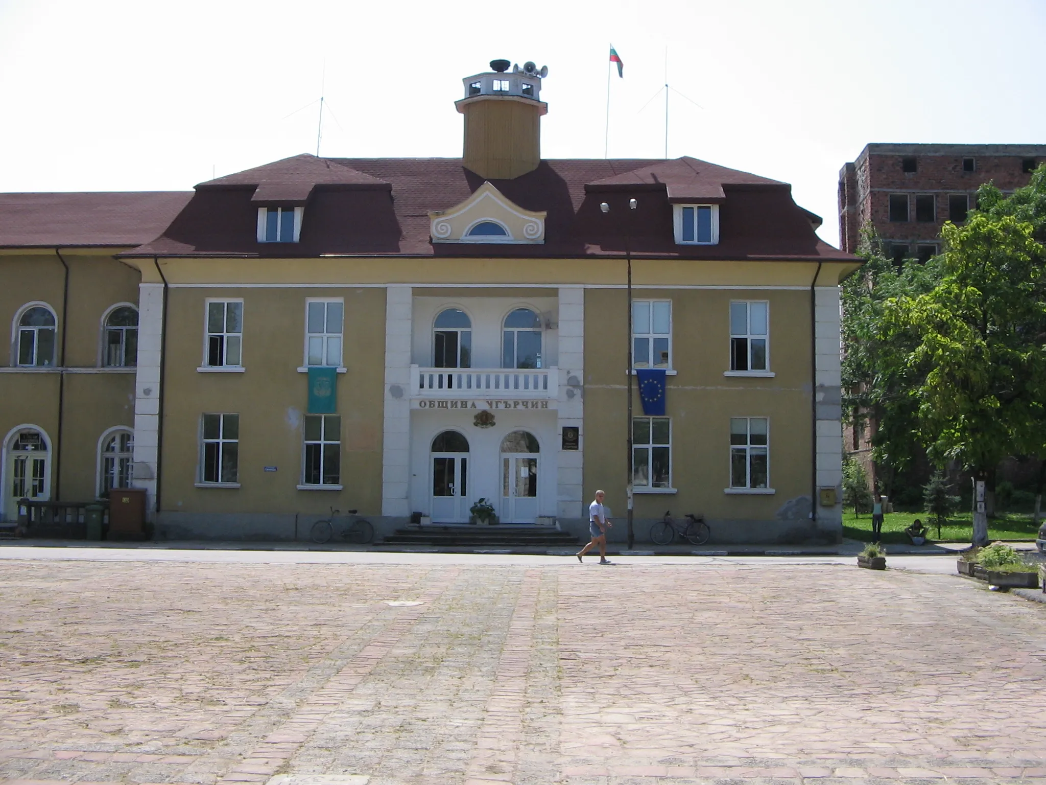 Photo showing: The municipality building in town Ugarchin, Bulgaria