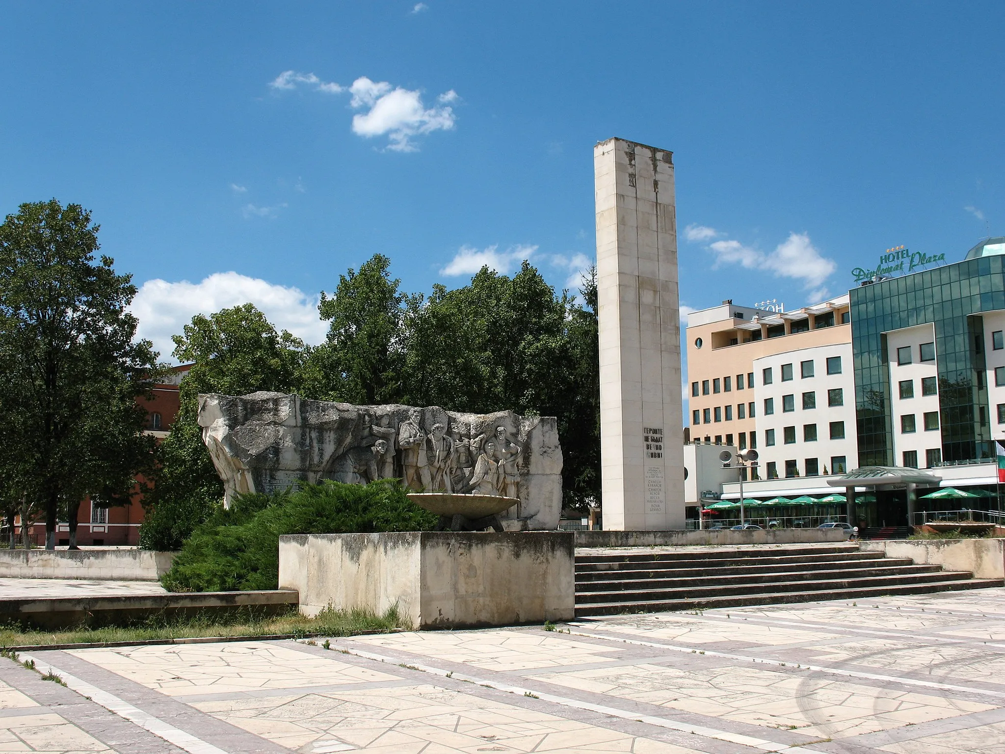 Photo showing: Partisans' monument in the centre of Lukovit, Bulgaria