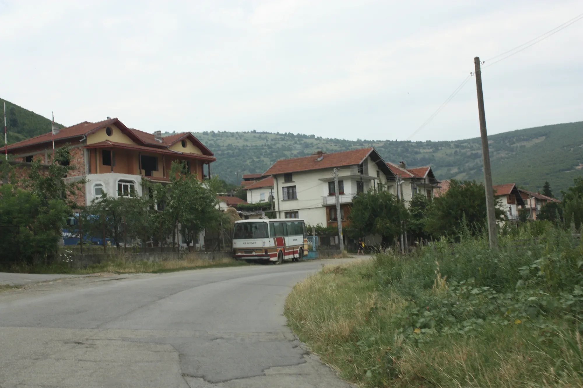 Photo showing: Road from Balgarski Izvor entering Galata village, Bulgaria