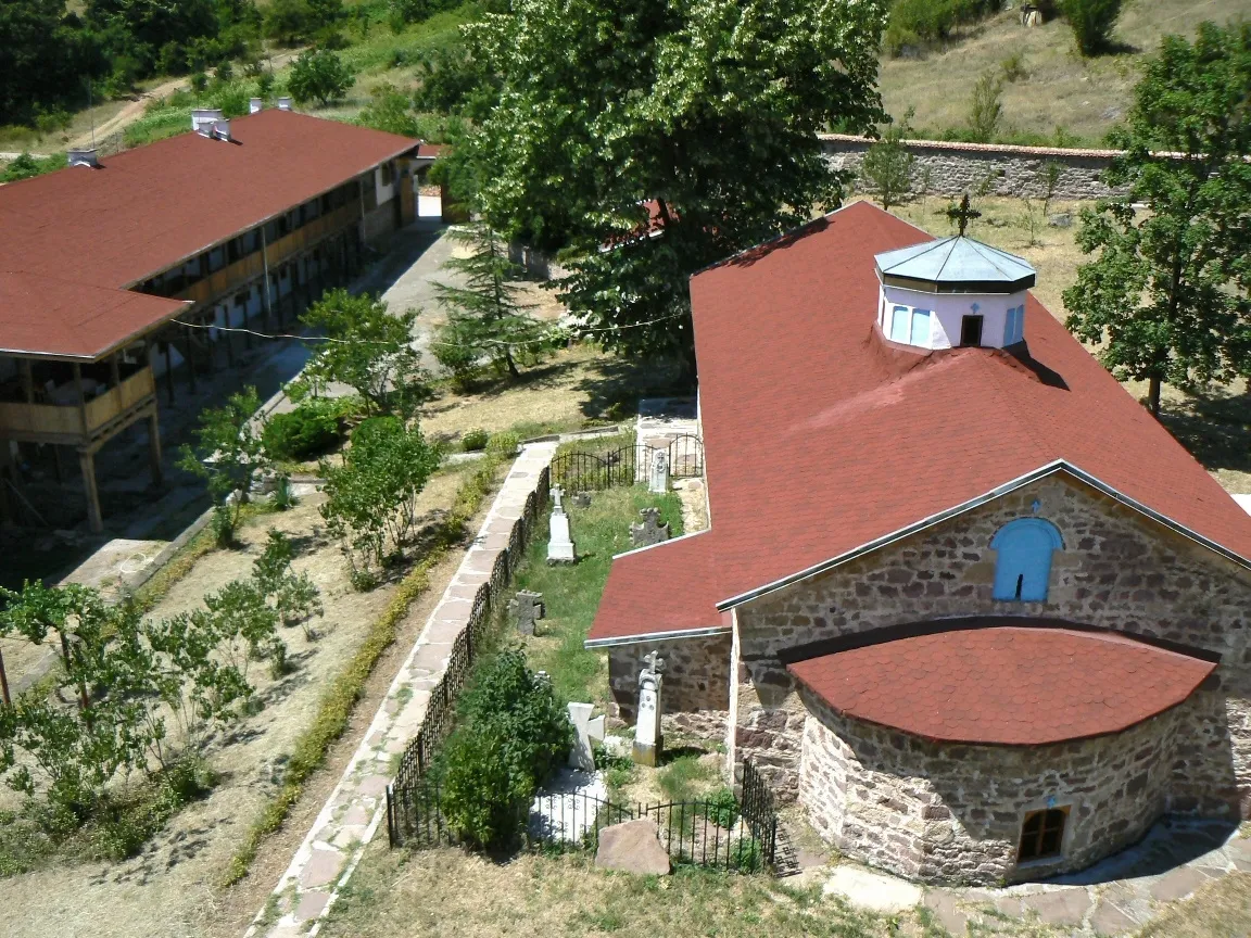 Photo showing: The yard of Chiprovski monastery, Bulgaria - the church and monks' cloister, as seen from the third floor of the Ossuary