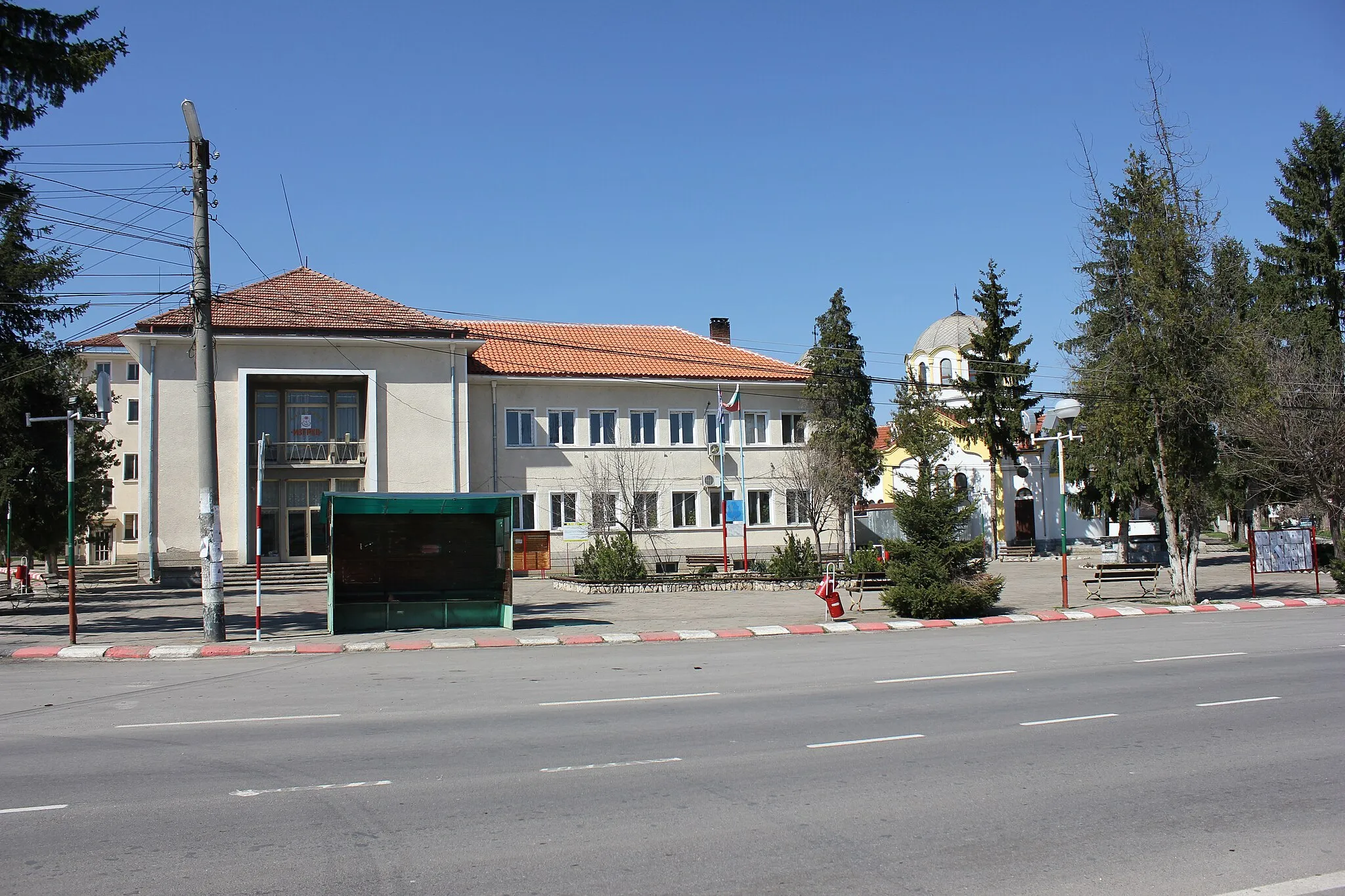 Photo showing: The central square of Enitsa village, Bulgaria.