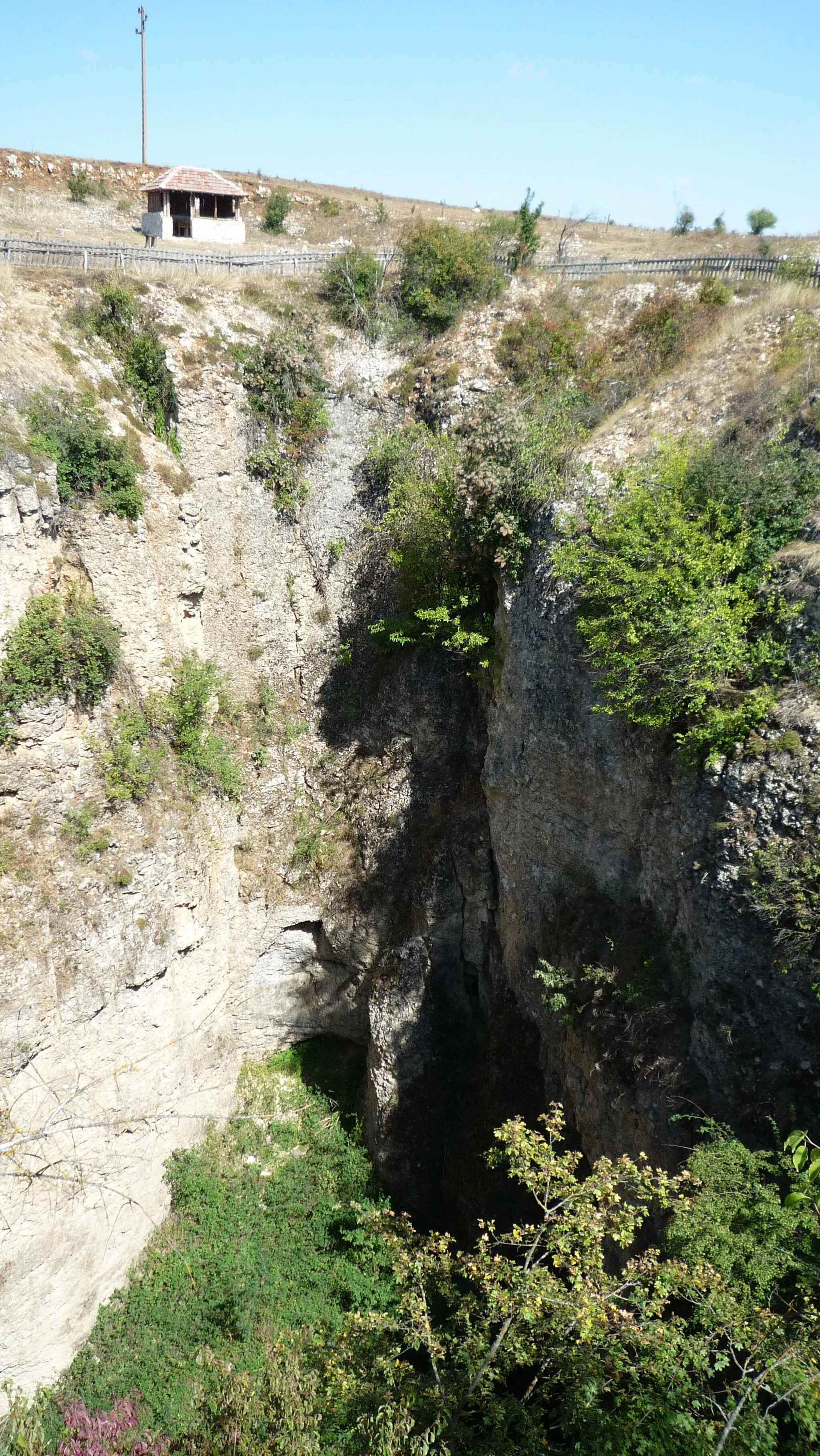 Photo showing: Пещера Голяма Гарваница е разположена в карстовата местност Гарваница, простираща се на 2 км от село Горско Сливово.