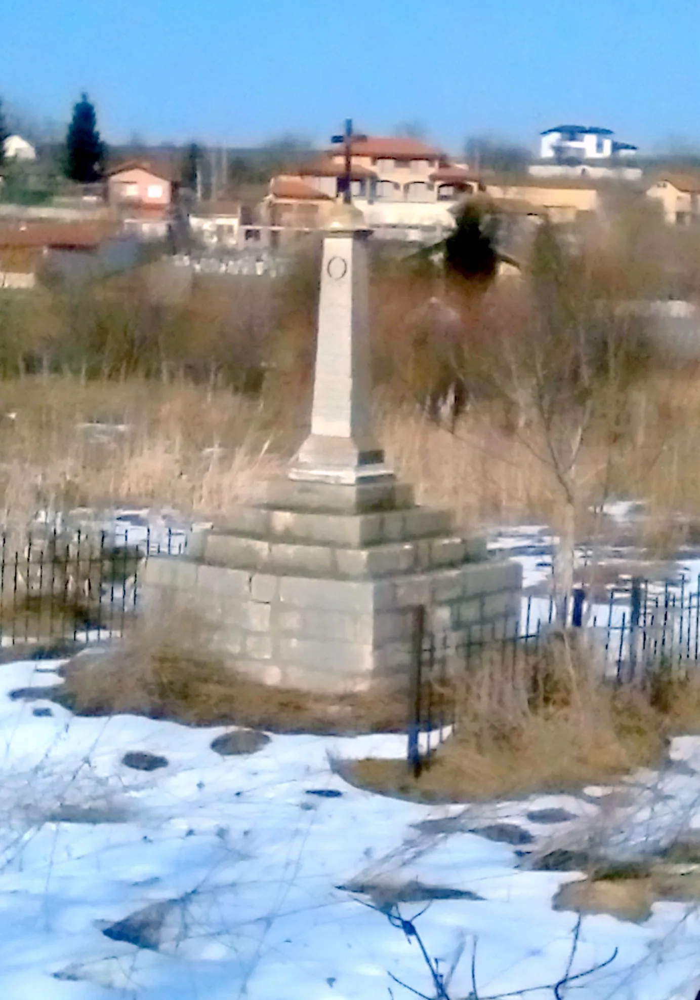 Photo showing: Паметник на щабс-капитан Николай Николаевич Гордиенко, поручик Петър Павлович Синдоровский, поручик Василий Скарупа и 119 нисши чина от 124 Воронежки полк, убити при третата атака на град Плевен на 30 август 1877 г.