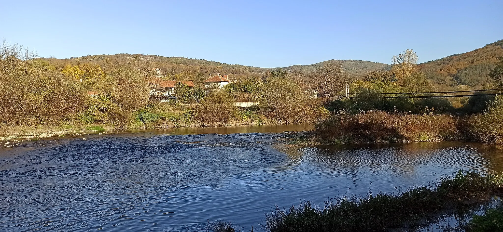 Photo showing: Река Малки Искър при село Своде и вливането в нея на река Бебреш, началото на екопътеката