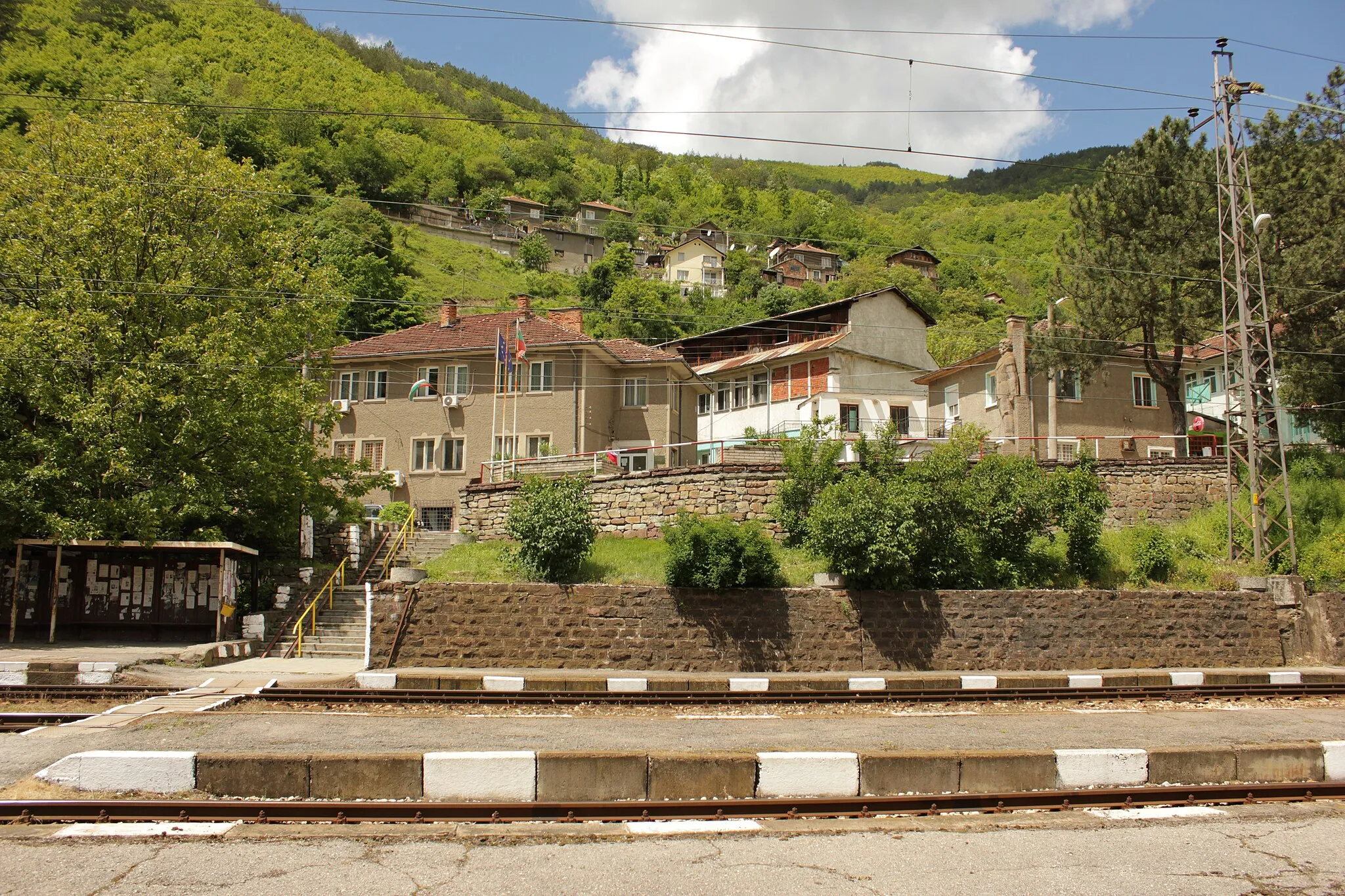 Photo showing: View of Rebrovo centre from the train station. Municipality office on the left.
