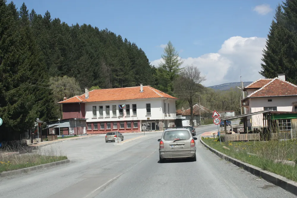 Photo showing: Village Gintsi center and town-hall