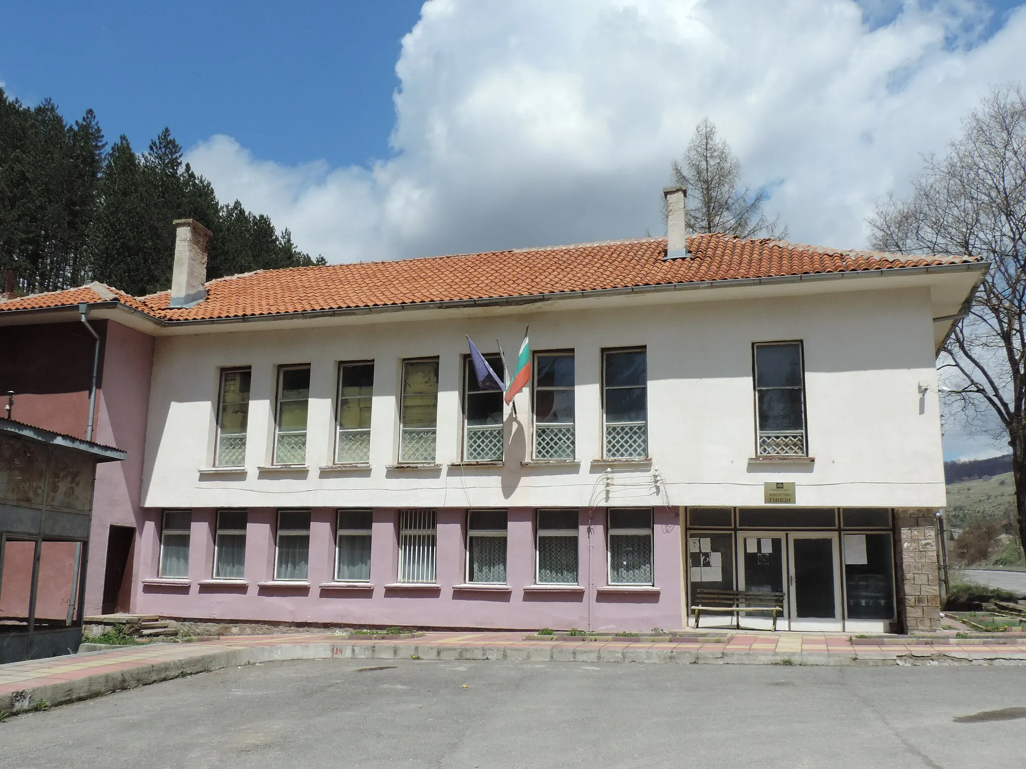 Photo showing: Mayors office in village Gintsi, Bulgaria