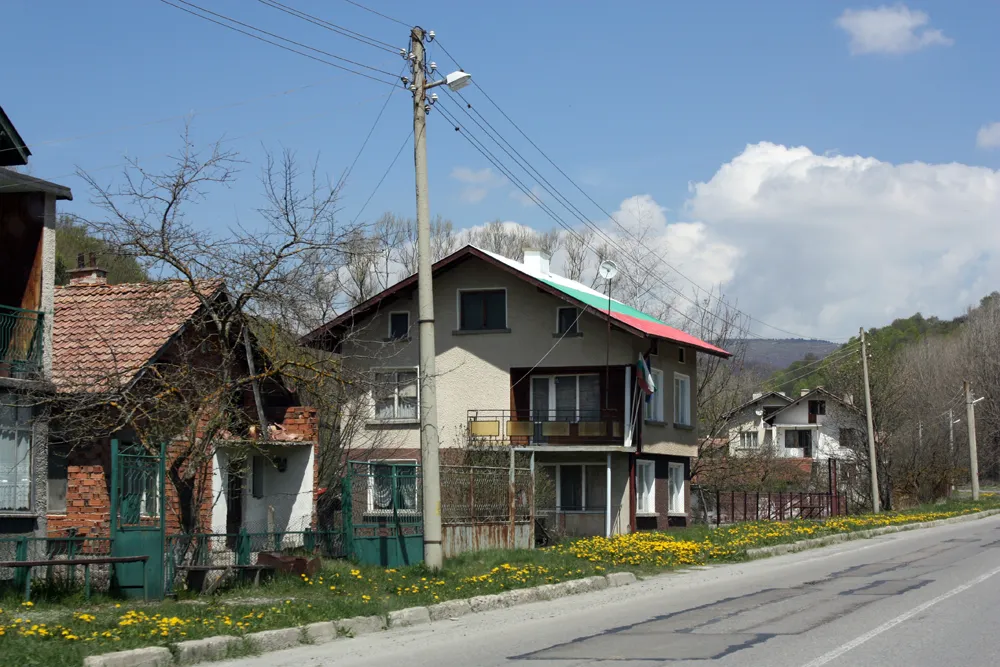 Photo showing: Central district of Gintsi along the main street - the Lom Road