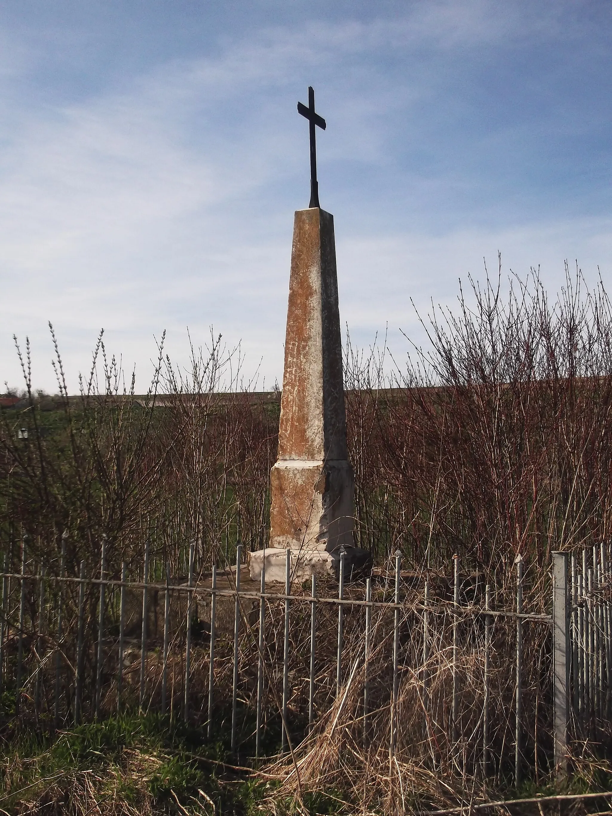 Photo showing: Паметник на Иван Иванович Розенбом, командир на 17-ти Архангелогородски пехотен полк, загинал в Първата атака на Плевен на 8 юли 1877 г. край село Буковлък.