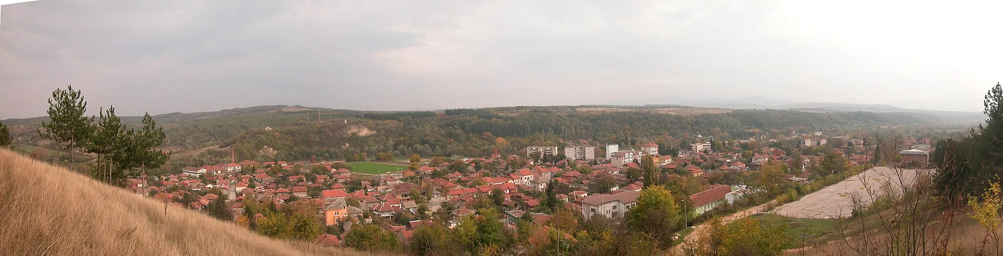 Photo showing: Panorama over the town of Dimovo, NW Bulgaria, taken from "Belia breg"