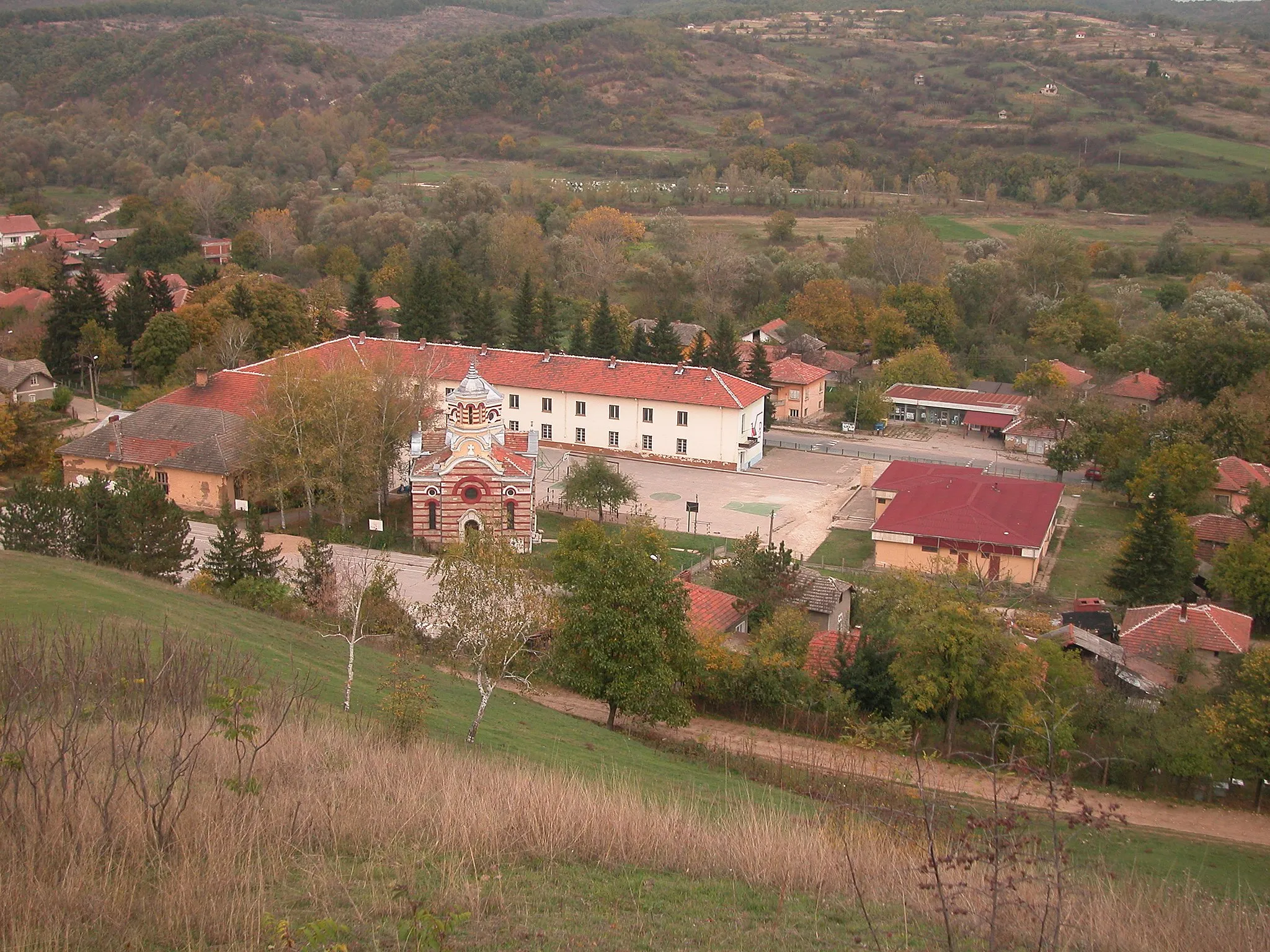 Photo showing: Photo of the primary school and the Ortodox Church of the town of Dimovo, NW Bulgaria