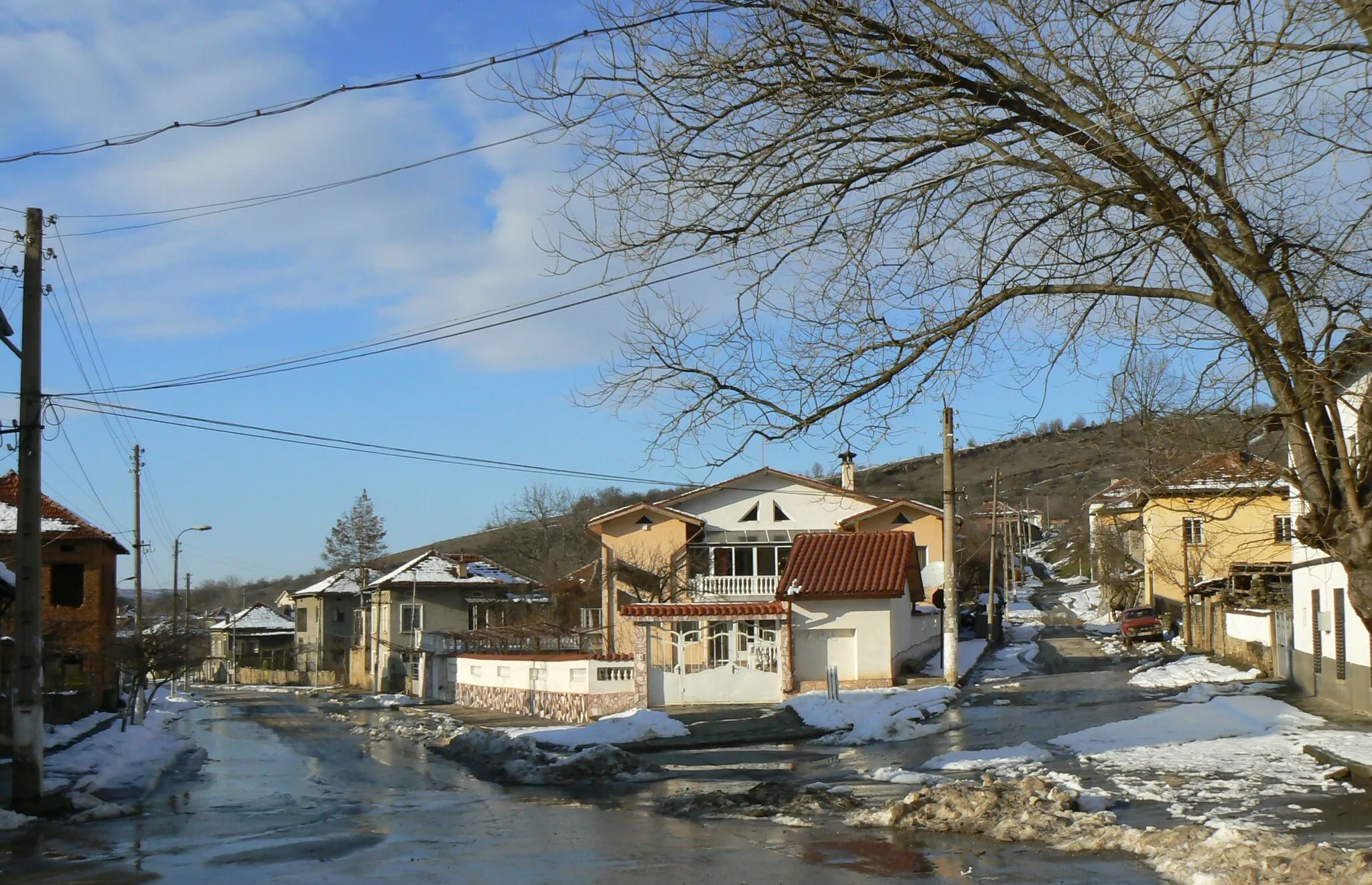 Photo showing: Houses in the centre of village Hubavene, Bulgaria