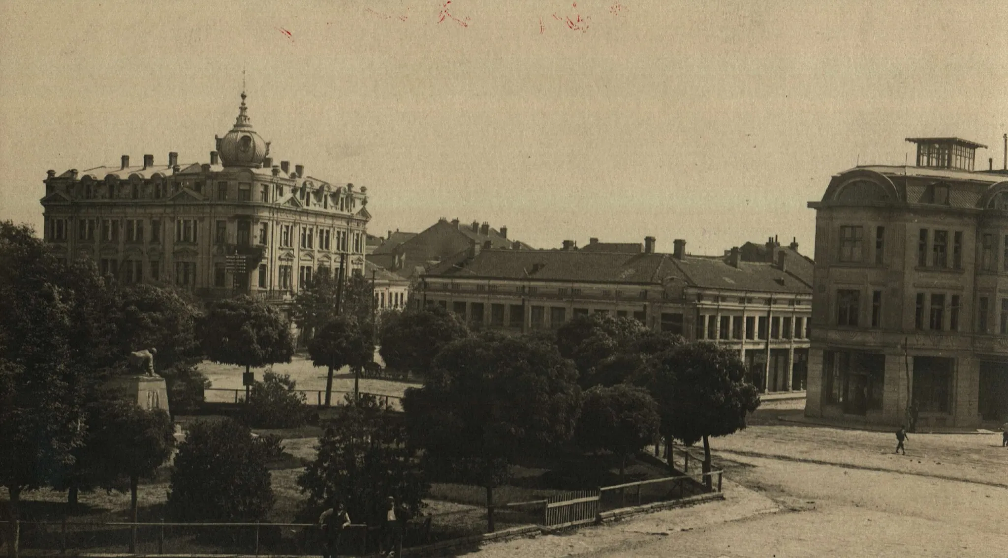Photo showing: Bulgaria, Vidin, Bdintsi square: the former garden with the Monument of the fallen in the Serbian-Bulgarian War of 1885 (located today on Unification square), the building of Toma Lozanov (left), a former building in the centre, preserved building (right).