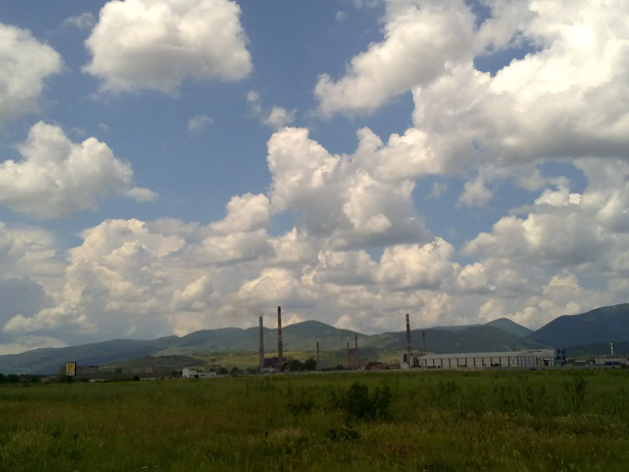 Photo showing: Част от индустриалната зона на Сливен. На преден план е Сливенското поле, а най-отзад се вижда Старопланинската верига и часто от Сините камъни.