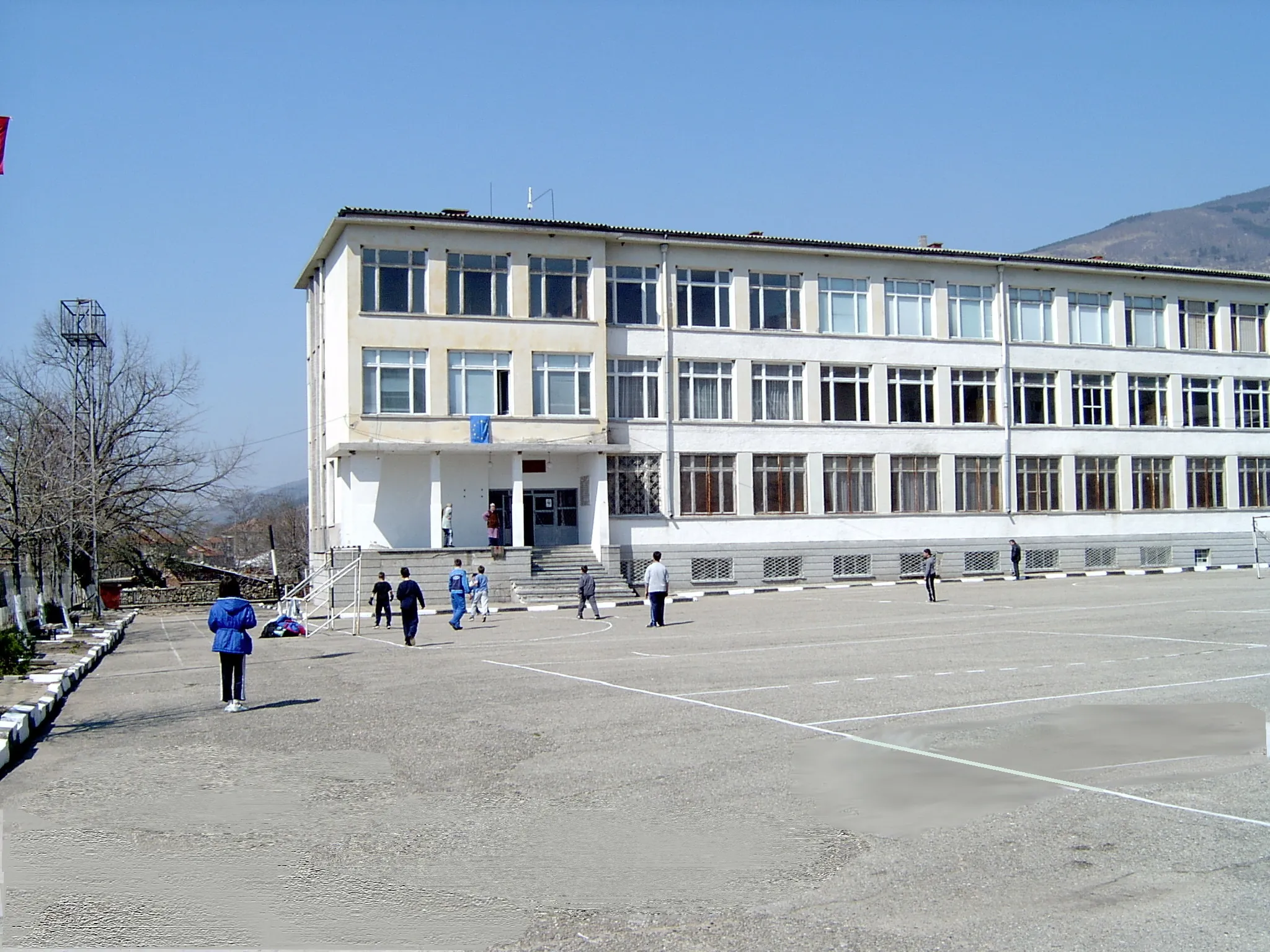 Photo showing: New building of the school in Shivachevo, Bulgaria