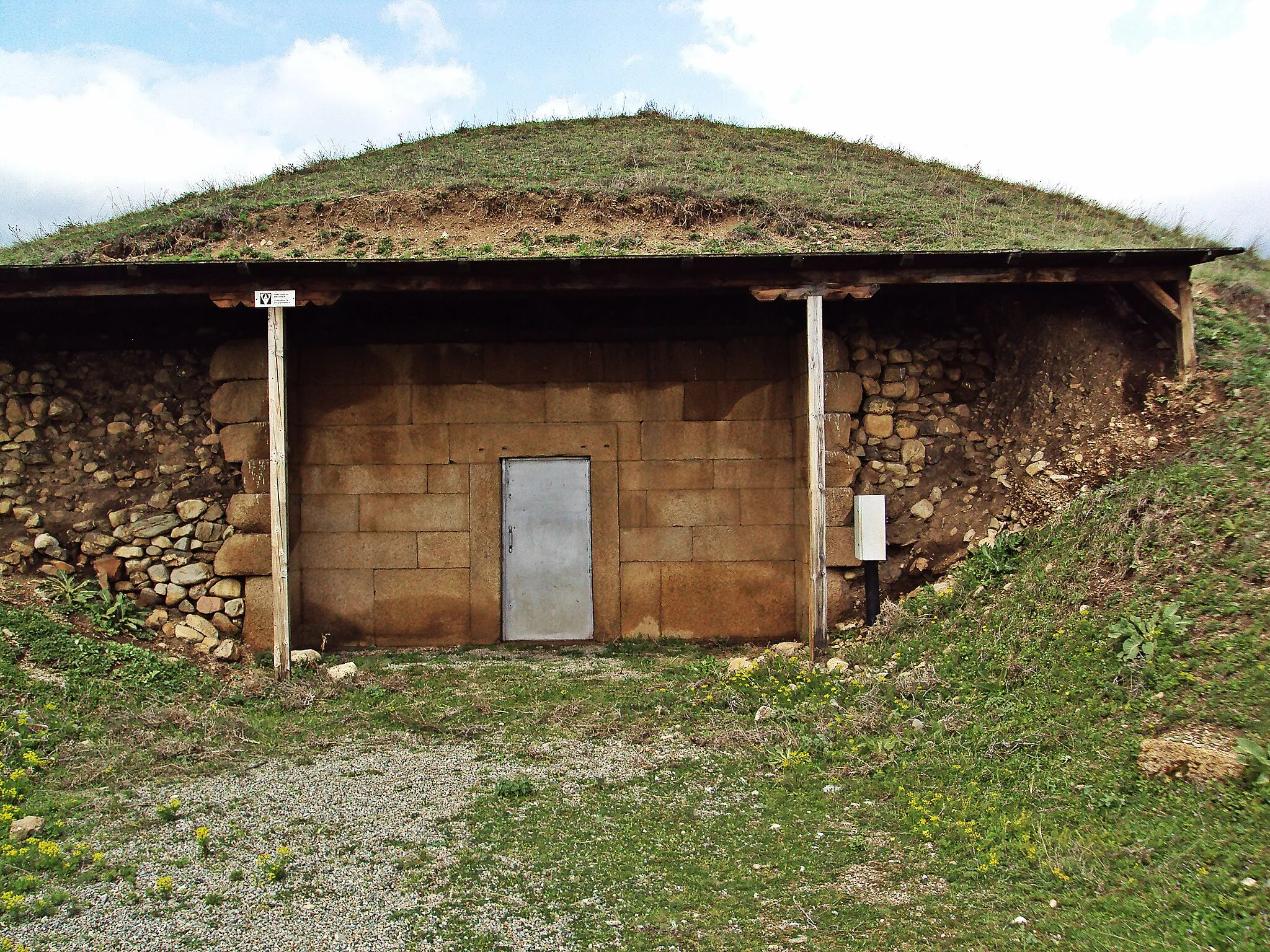 Photo showing: Arsenalka tomb front Kazanluk BG