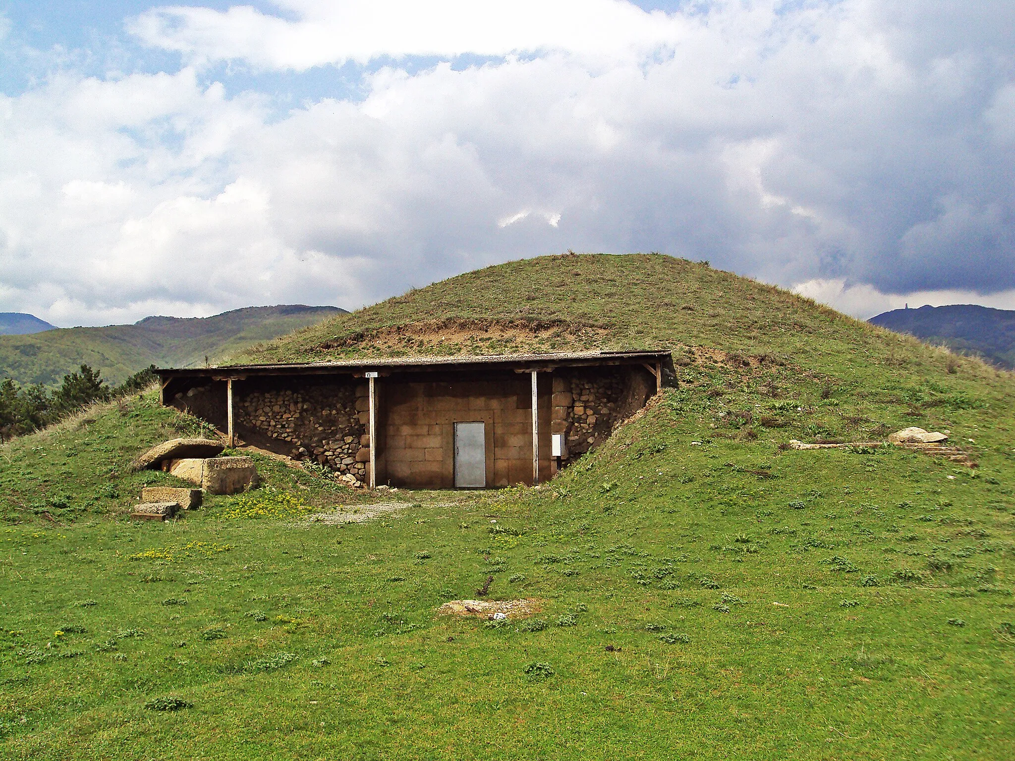 Photo showing: Arsenalka mound tomb BG