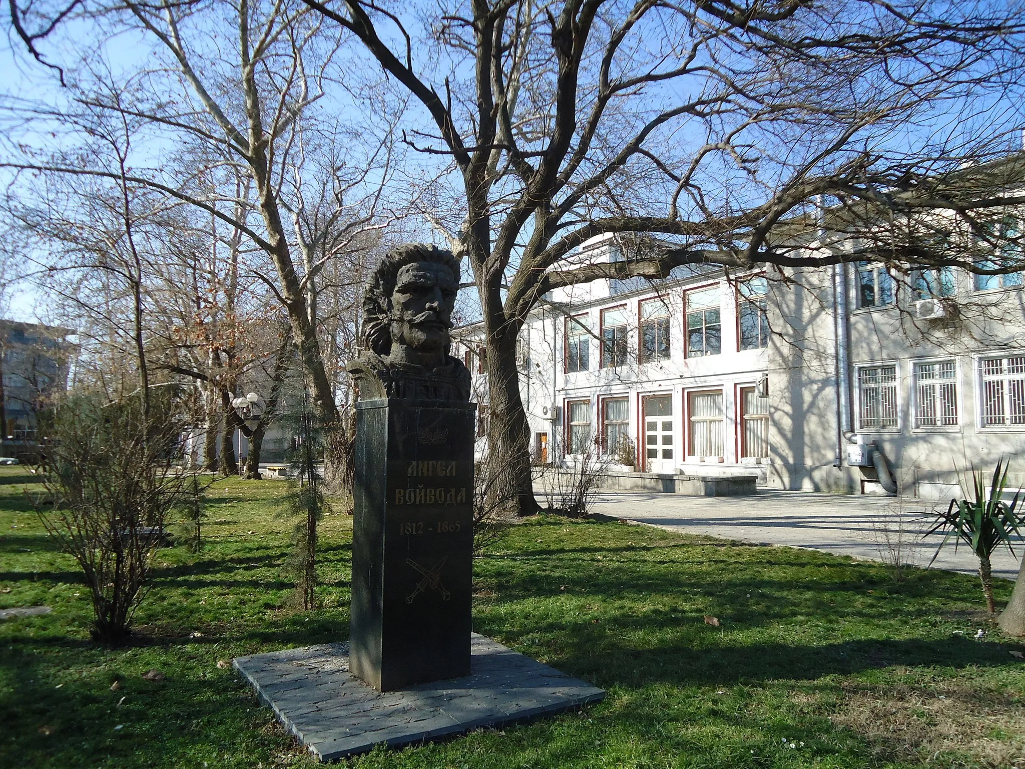 Photo showing: Bust of Angel Vojvoda, Parvomay, Plovdiv District
