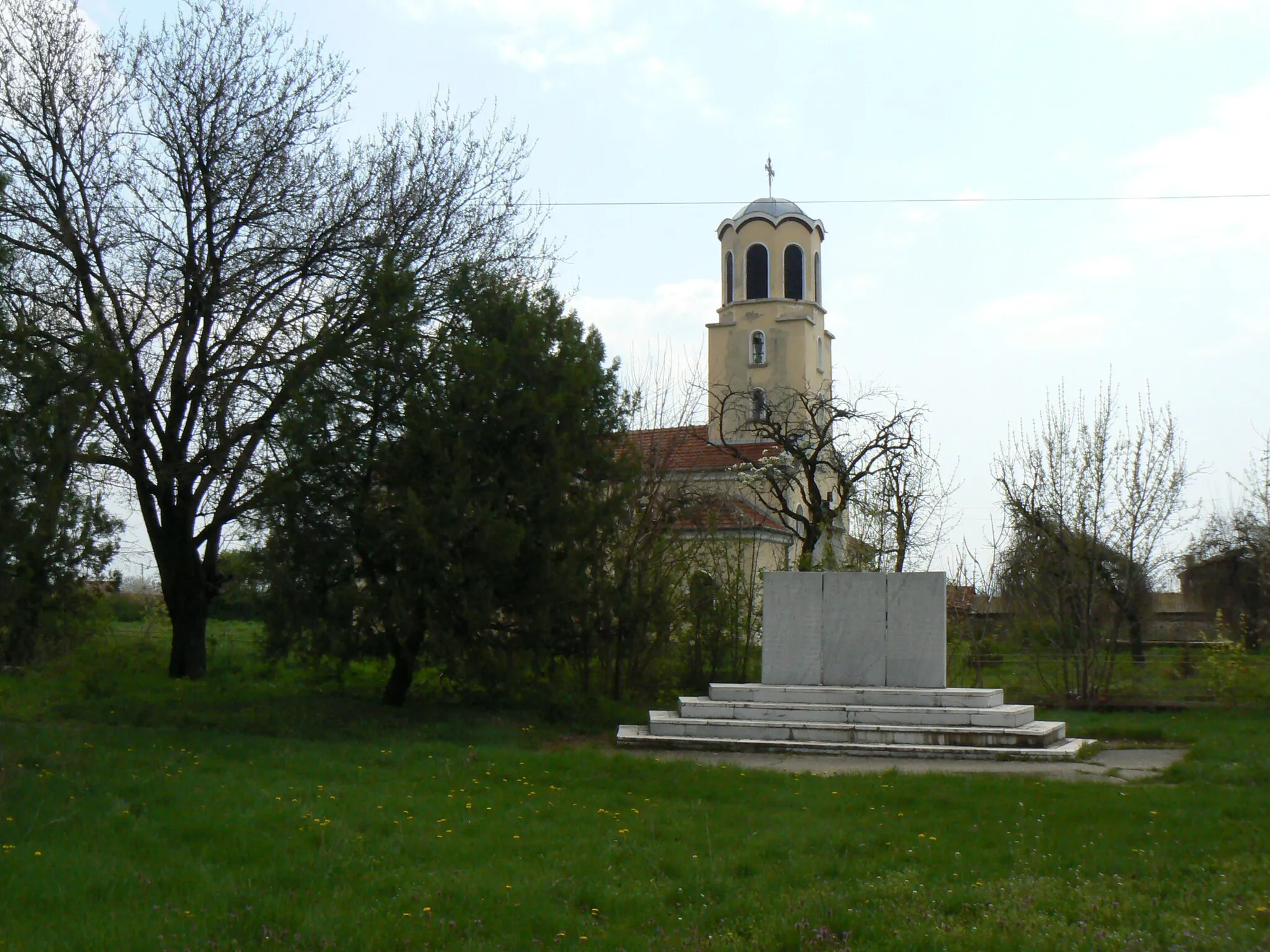 Photo showing: St. John of Rila church and the war memorial in Sadievo village, Sliven Province, Bulgaria