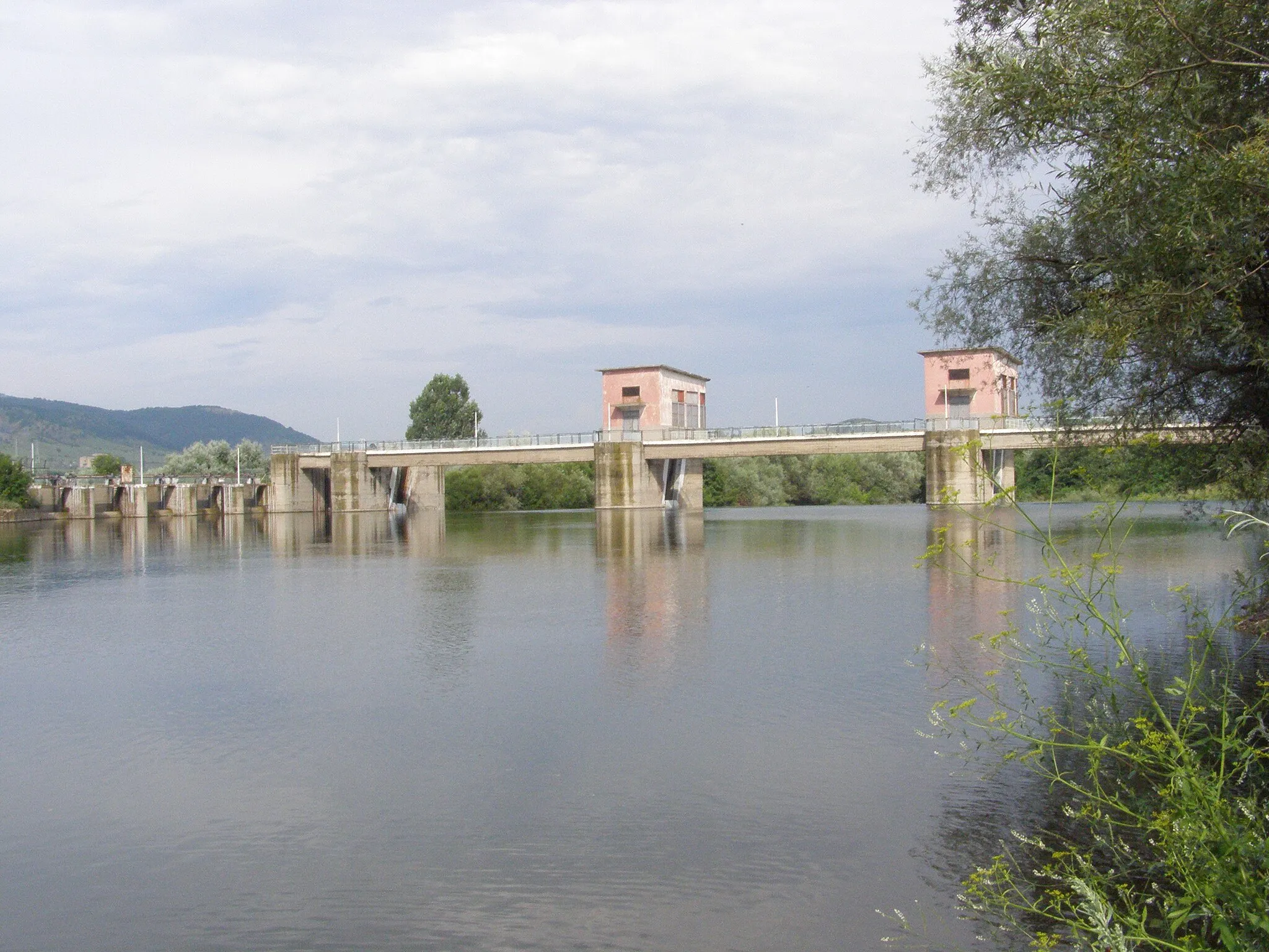 Photo showing: Бента се намира  на средното течение на р.Тунджа, край с.Бинкос и се използва за напояване на земите в близките села.