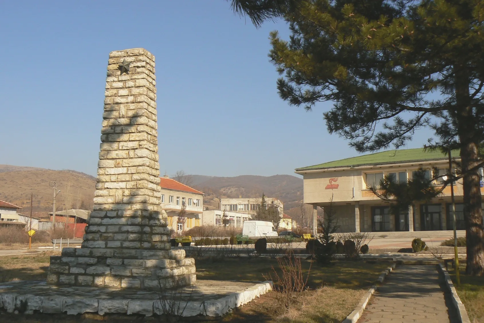Photo showing: Village Gavrailovo in Bulgaria; the war monument and the culture home