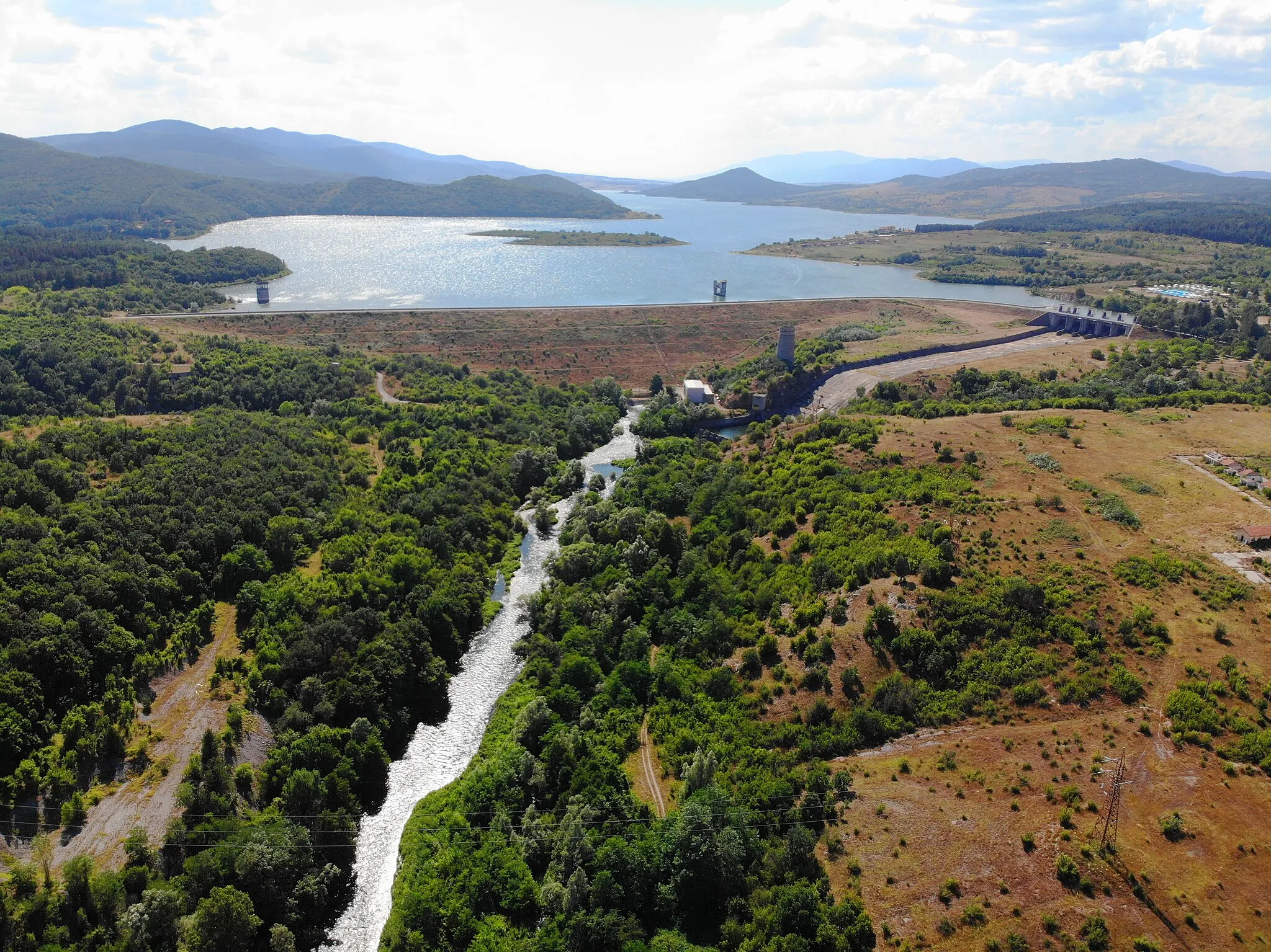 Photo showing: Aerial photo showing the Zhrebchevo Dam near Banya, Oblast Sliven, Bulgaria and the outflowing Tundzha river