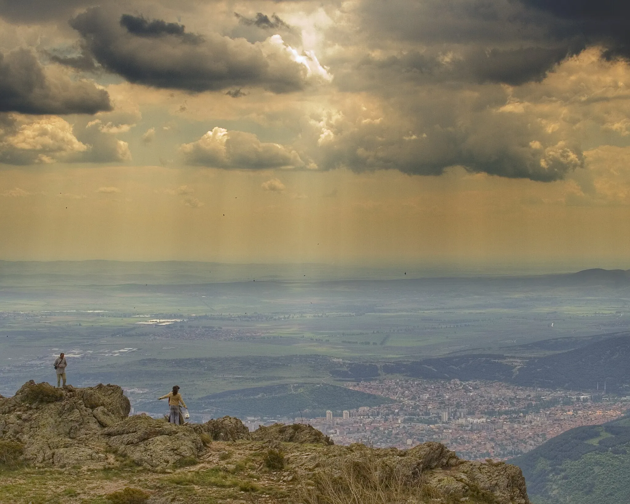 Photo showing: View of the city of Sliven and the eastern Upper Thracian Plain from southern Balkan Mountains.