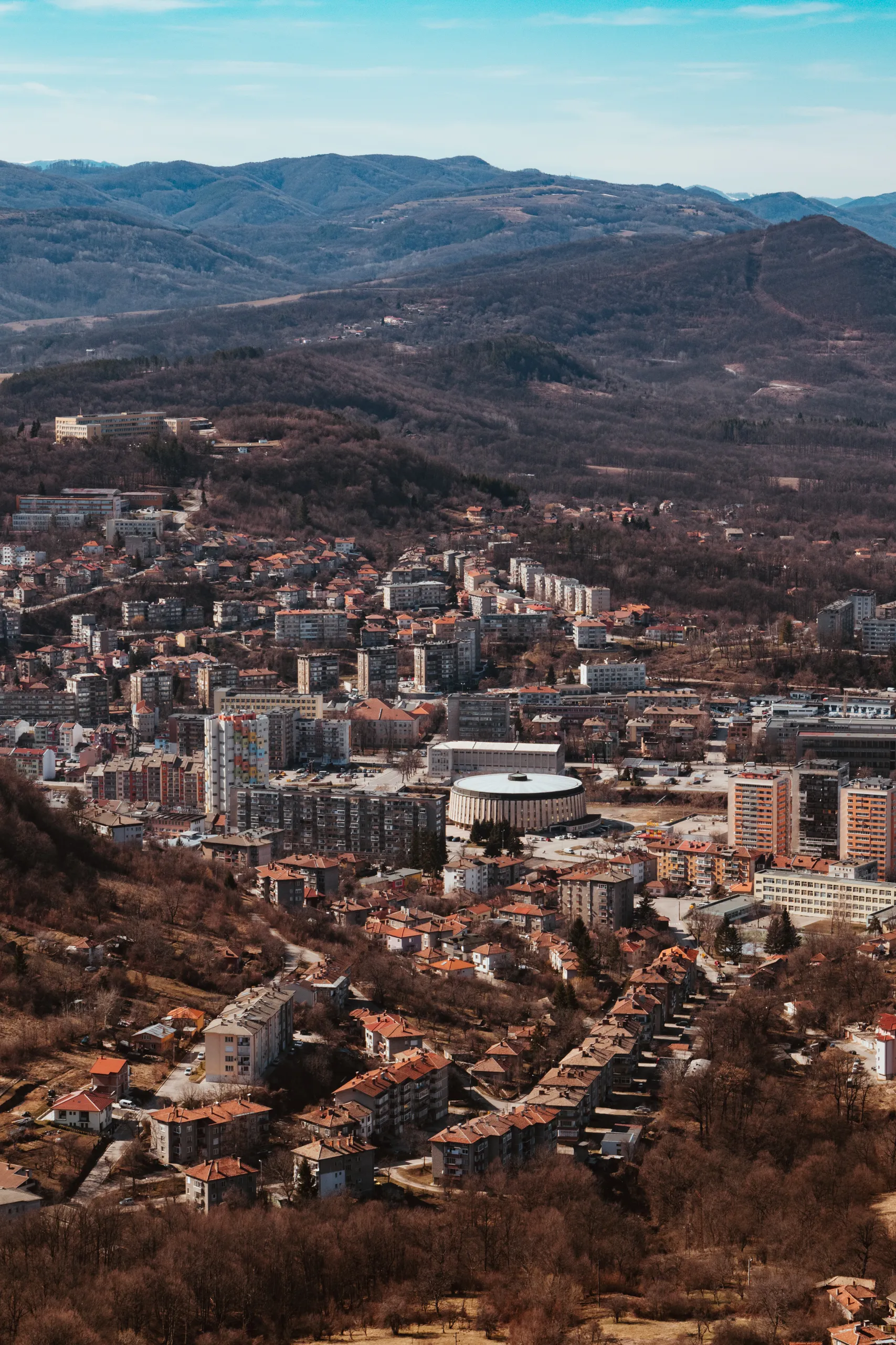 Photo showing: View on Gabrovo from the hill nearby. In the back the Balkan mountains. In the center the sports hall.