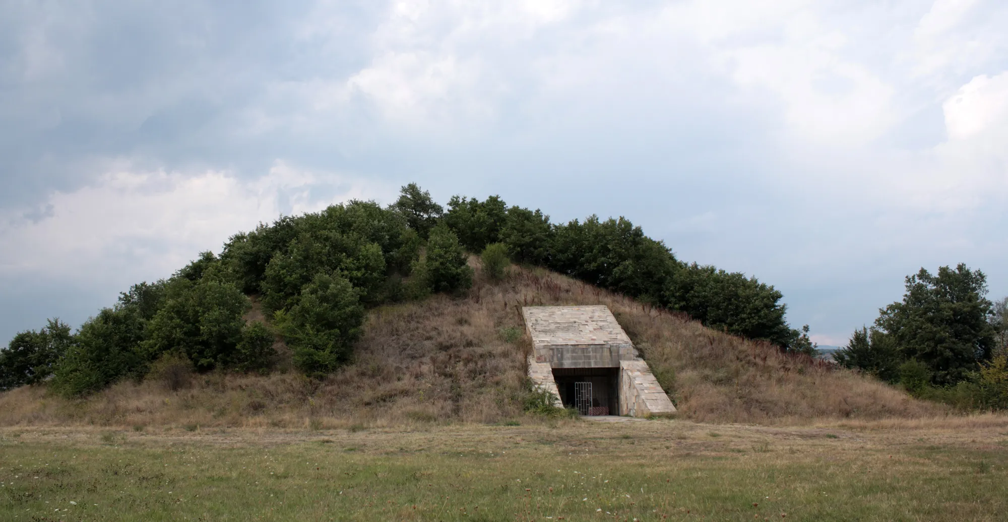 Photo showing: Tracian Tomb of Strelcha, Bulgaria, Front view