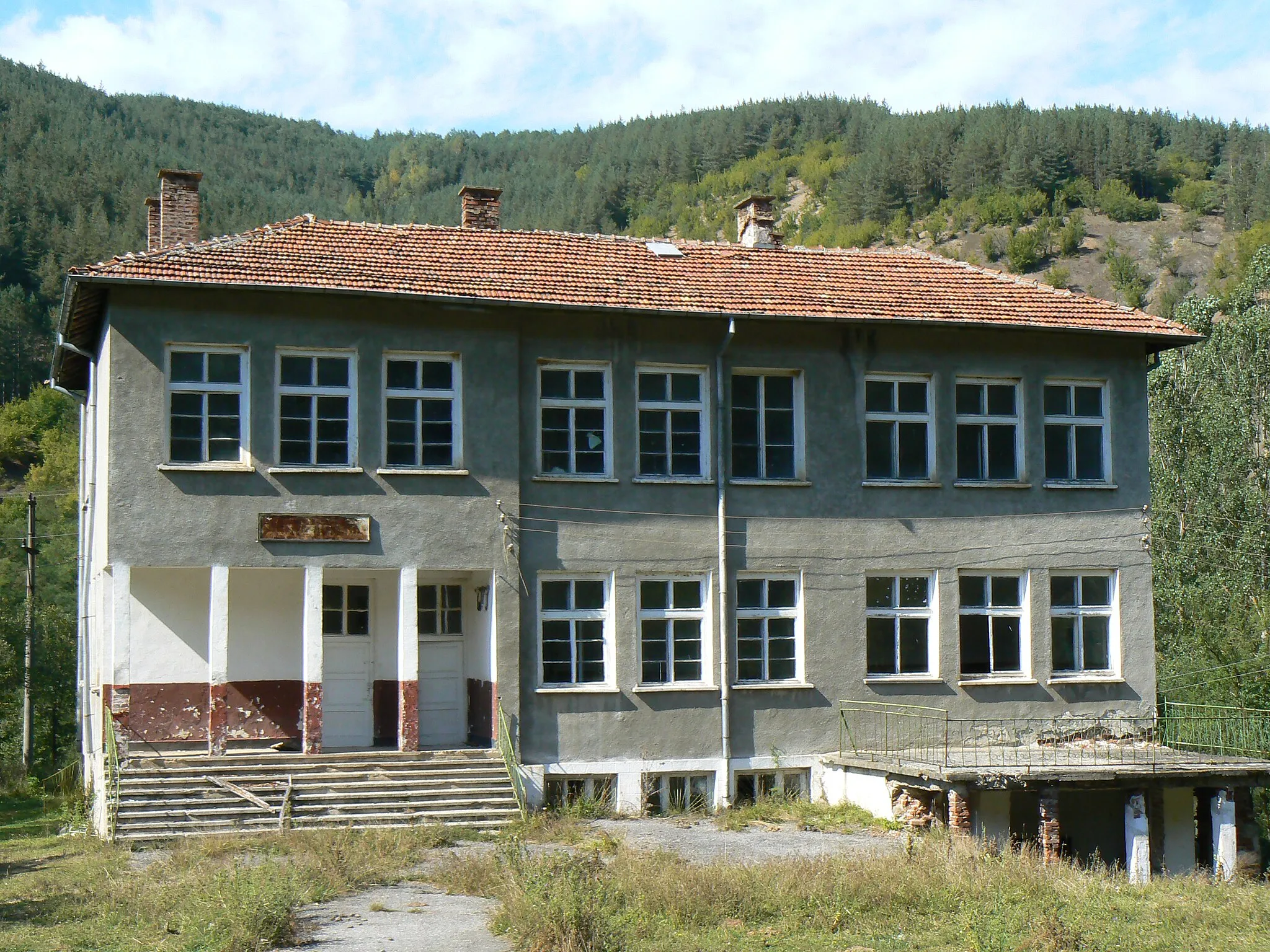 Photo showing: The obsolete school in village Yablanitsa, Bulgaria
