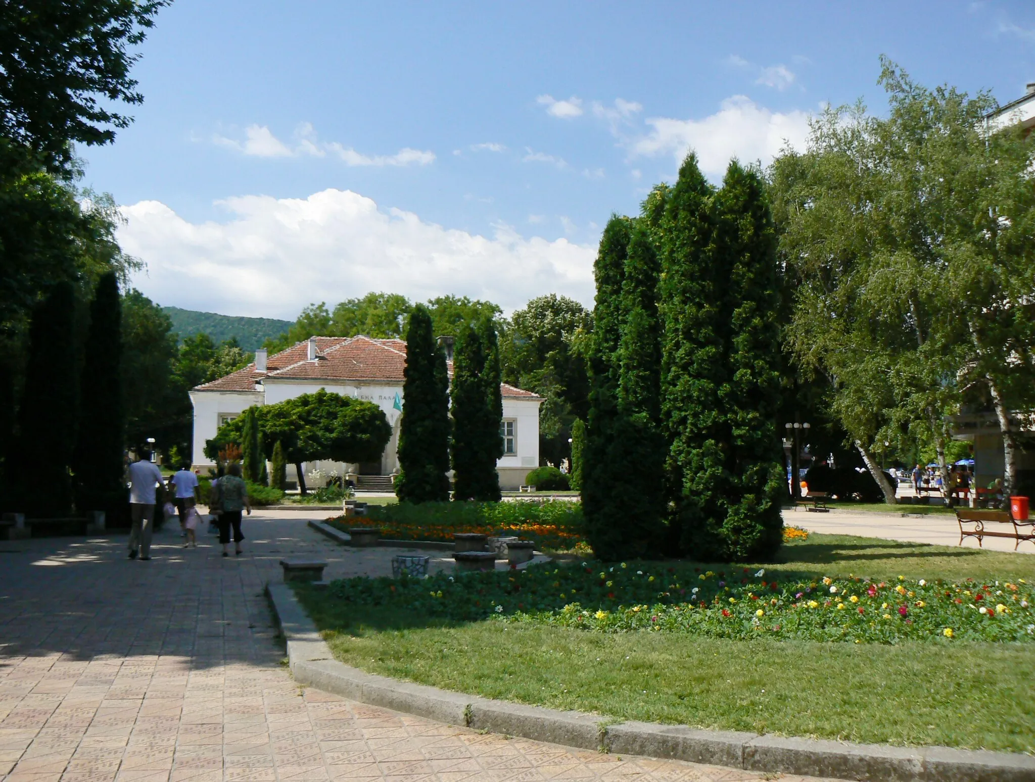 Photo showing: The garden in front of the Court Hall of Botevgrad, Bulgaria