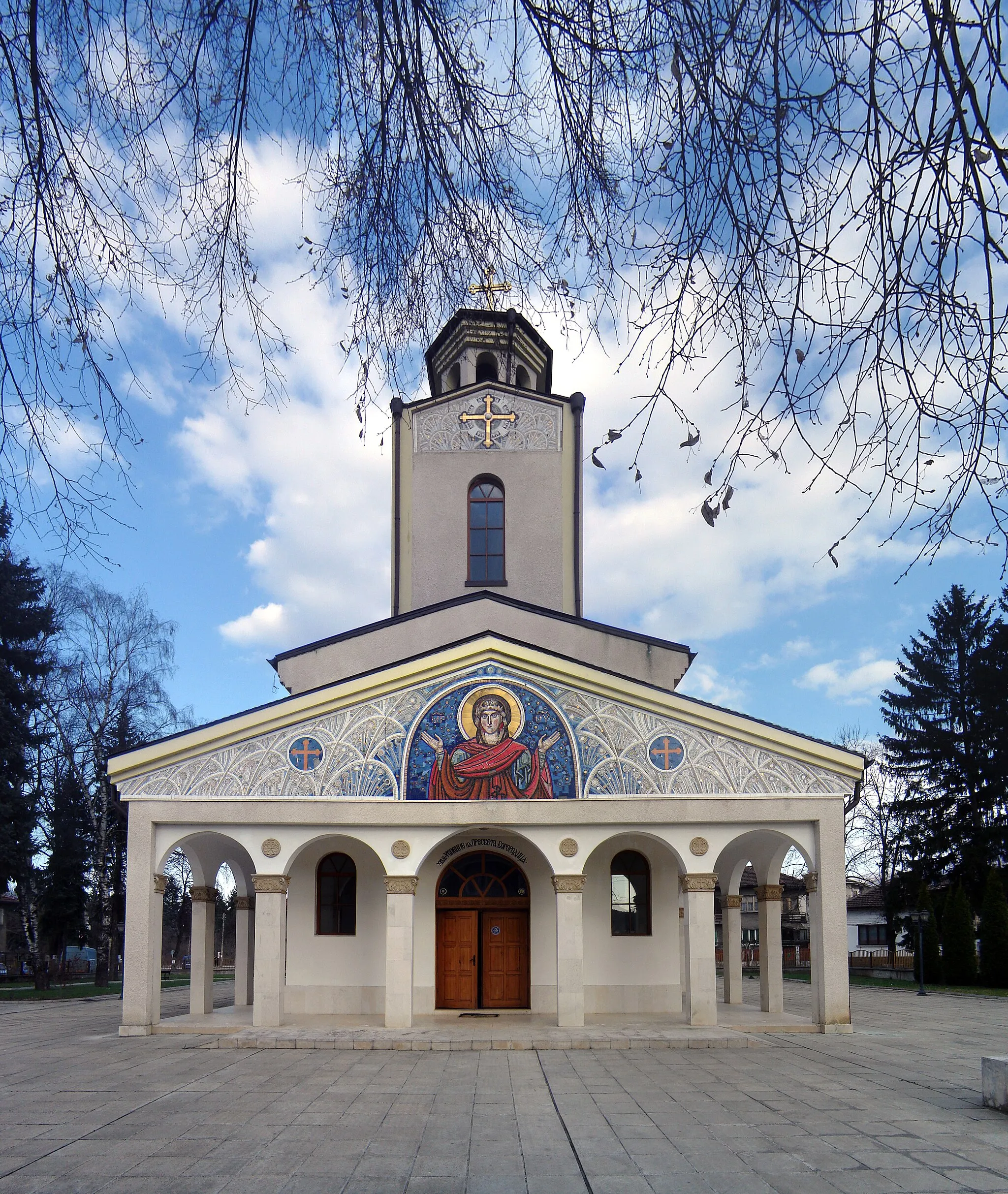 Photo showing: The church "Dormition of the Mother of God church" in Botevgrad, Bulgaria.