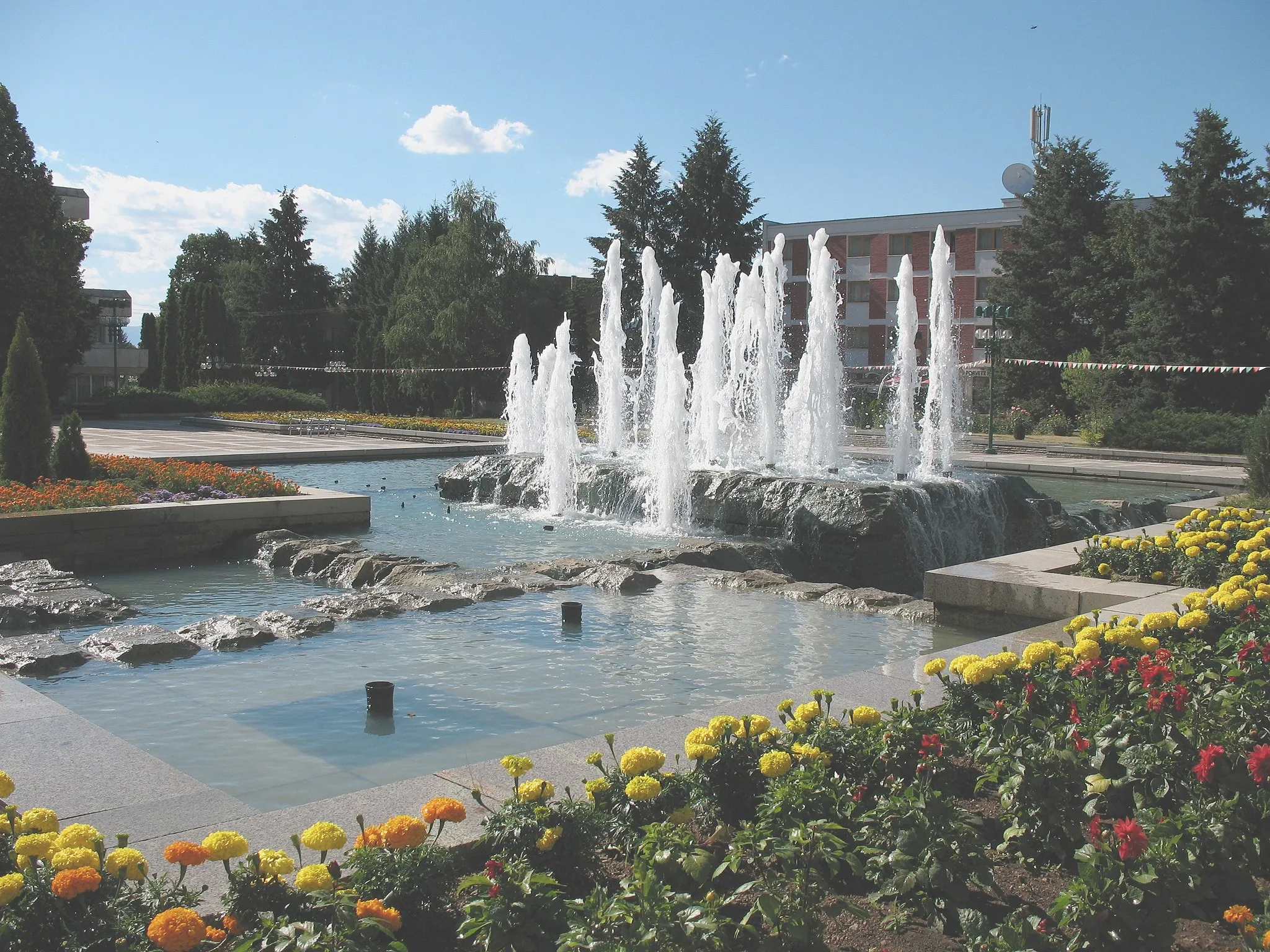 Photo showing: The main square of Pravetz, Bulgaria