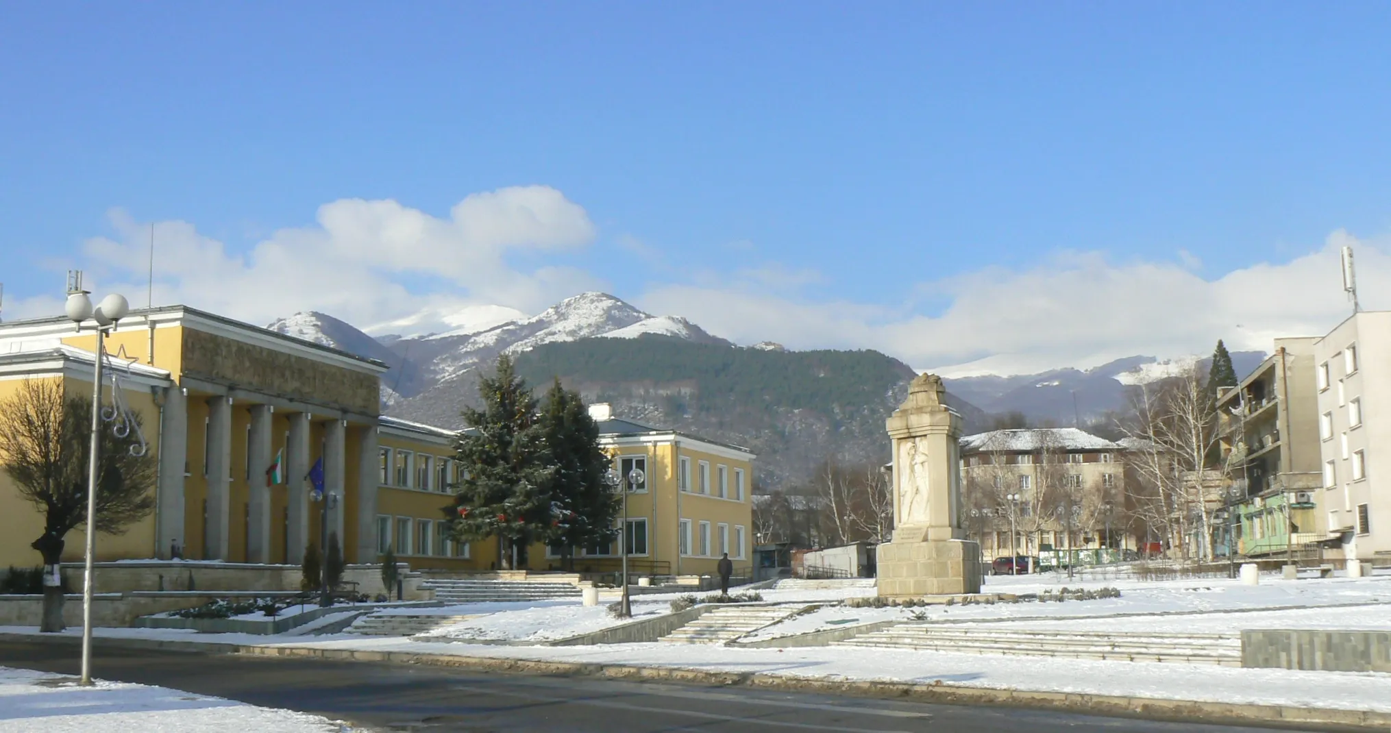 Photo showing: The central square of the town of Zlatitsa, Bulgaria