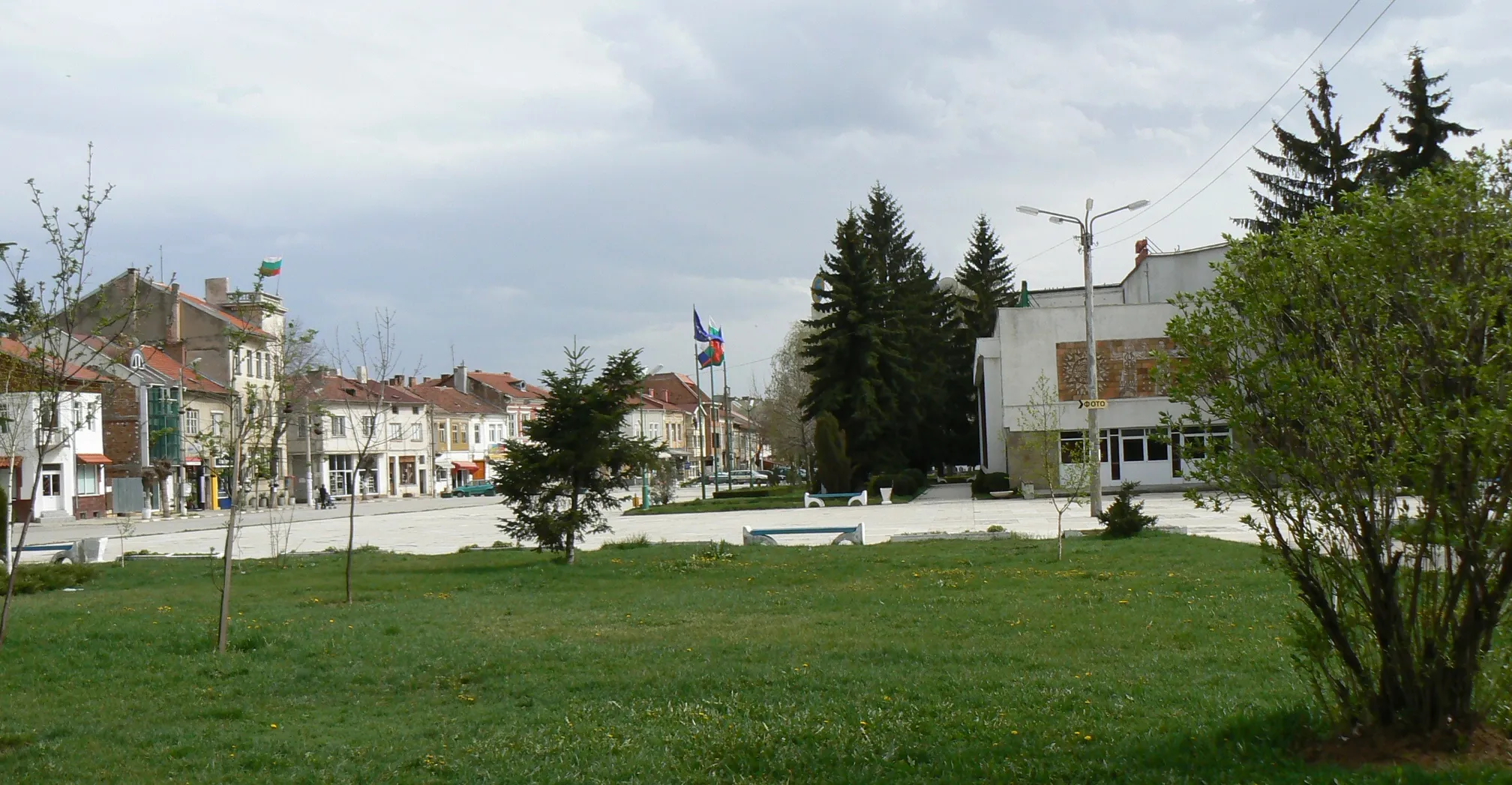 Photo showing: The central square of Ihtiman, Bulgaria