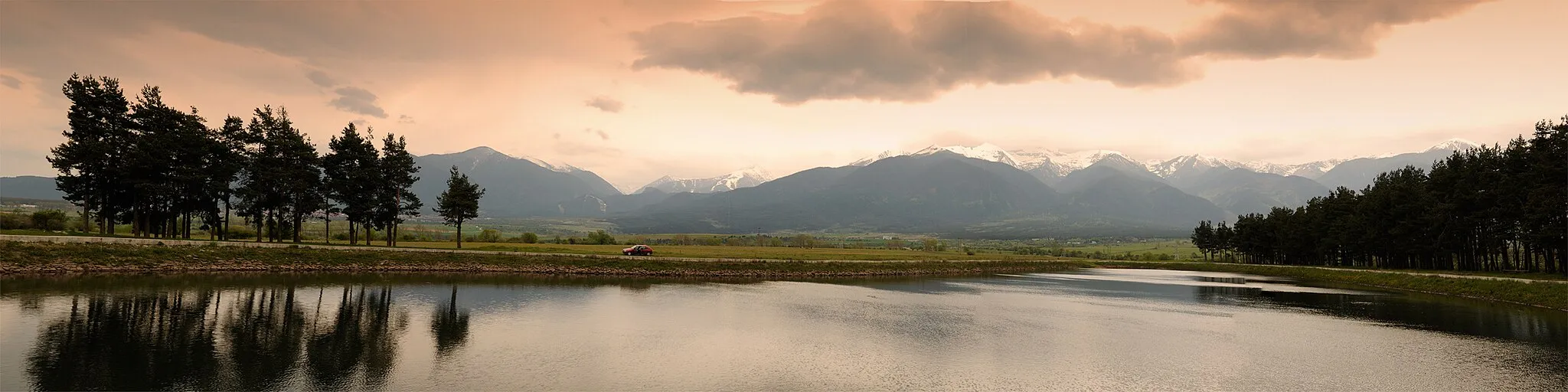 Photo showing: View of Pirin Mountains from lake in Razlog
